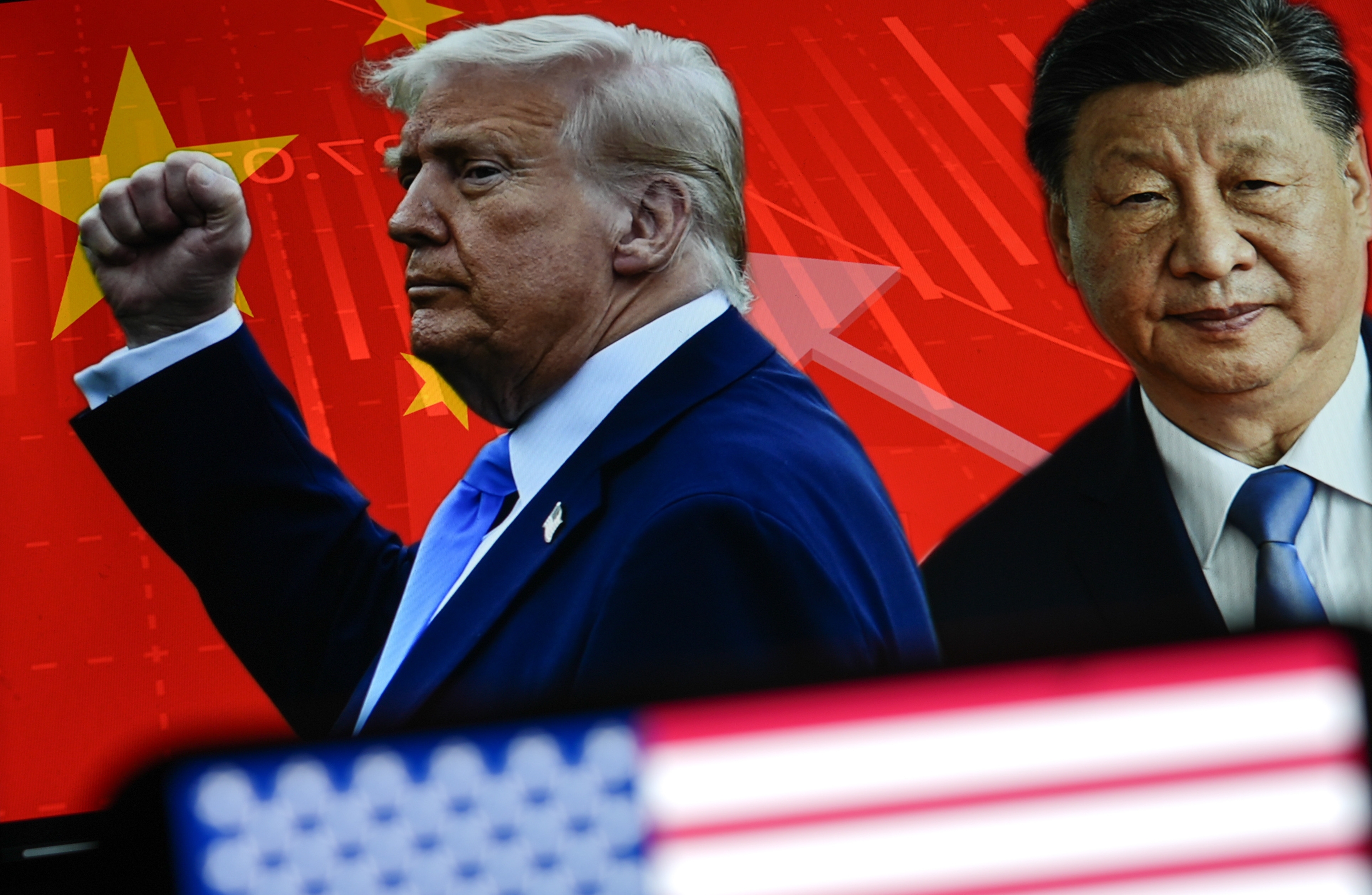 Dans cette photo d'illustration, des portraits de Donald Trump et du président chinois Xi Jinping sont affichés sur un écran d'ordinateur alors que le drapeau américain est vu à Ankara, Turkiye, le 10 avril 2025 | Source : Getty Images