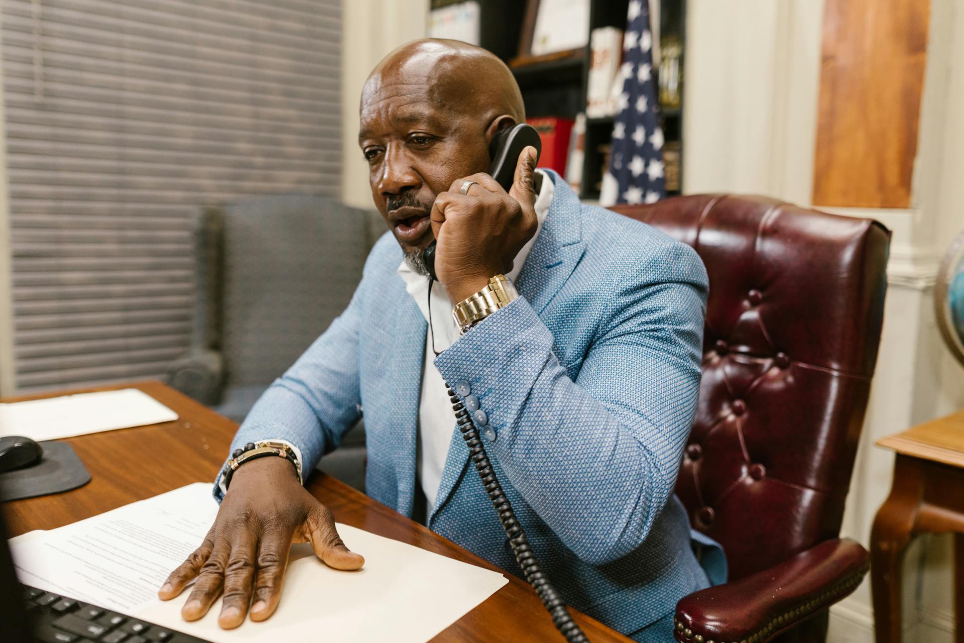 Un homme qui parle au téléphone | Source : Pexels