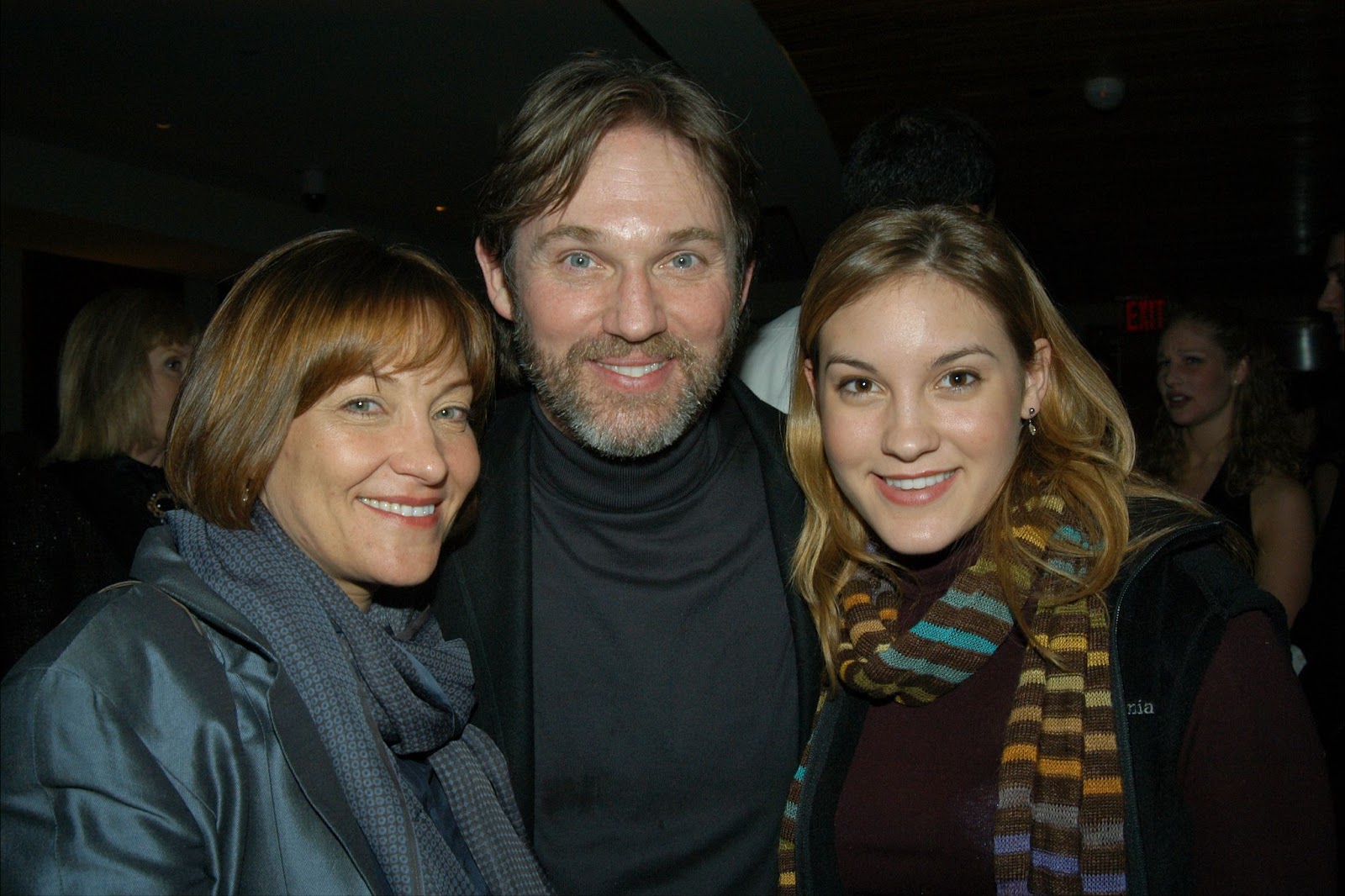 Richard Thomas, Georgiana Bischoff et sa fille Kendra lors de la soirée d'ouverture de la pièce « The Stendhal Syndrome » le 15 février 2004. | Source : Getty Images