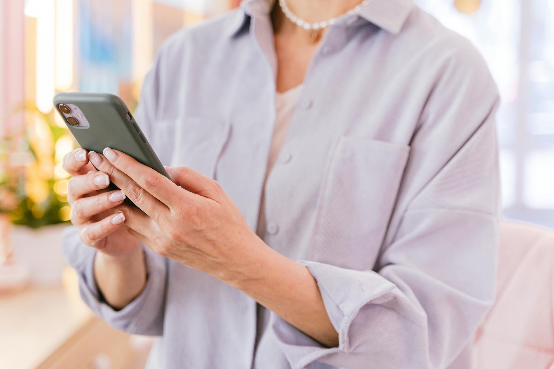 Gros plan sur une femme qui regarde son téléphone | Source : Pexels