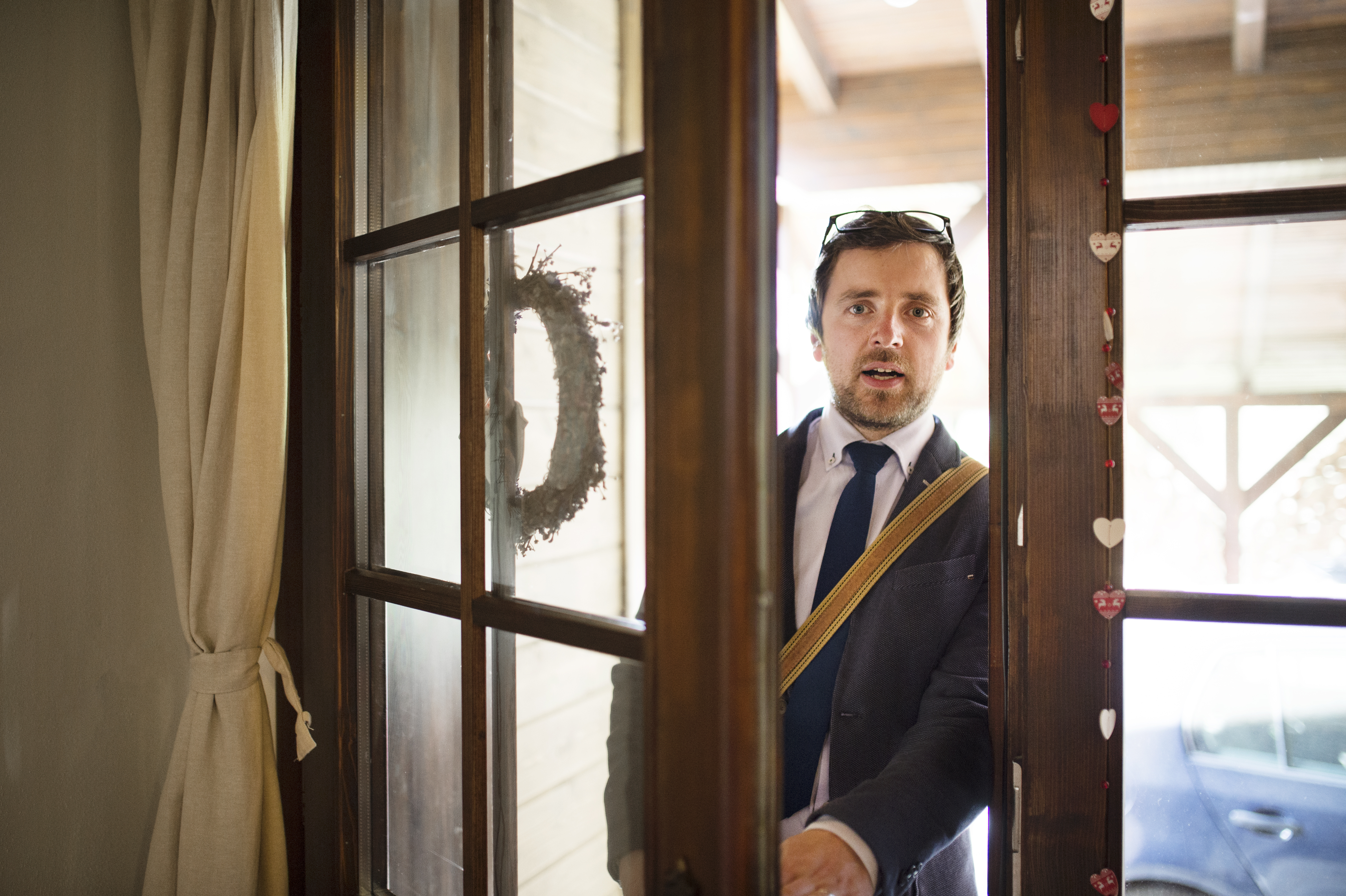 Homme entrant dans sa maison avec une expression confuse sur le visage | Source : Shutterstock
