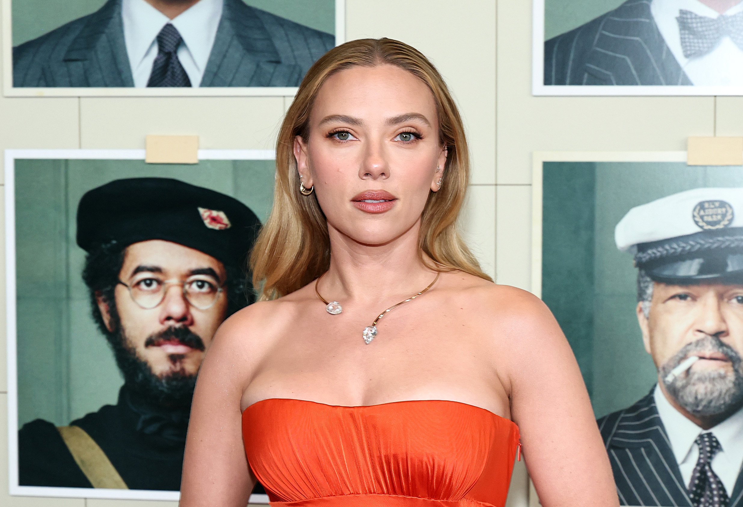 Scarlett Johansson lors de la première new-yorkaise du film « The Phoenician Scheme », posant pour les photographes sur le tapis rouge | Source : Getty Images