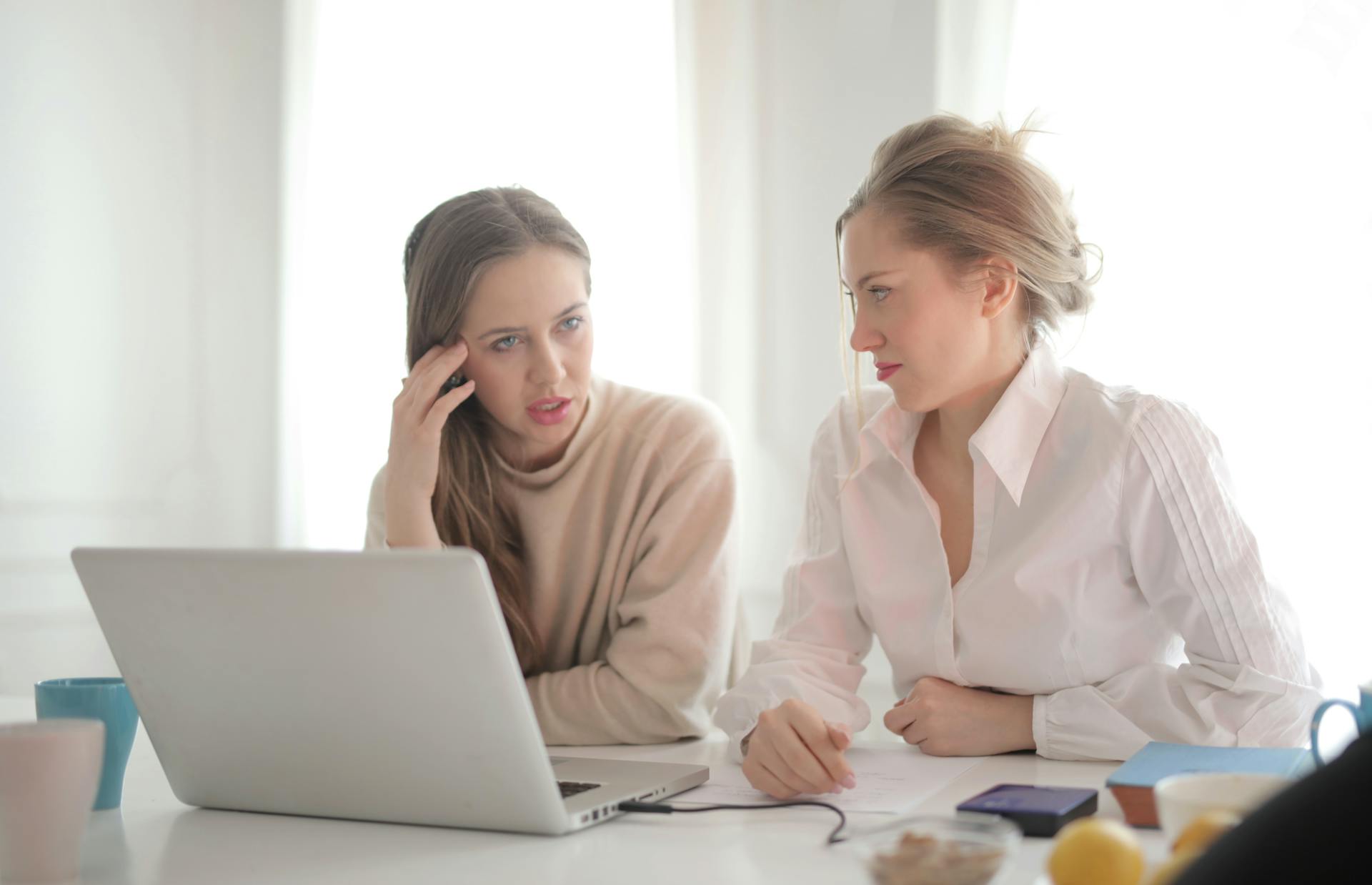Deux femmes collaborant au travail | Source : Pexels