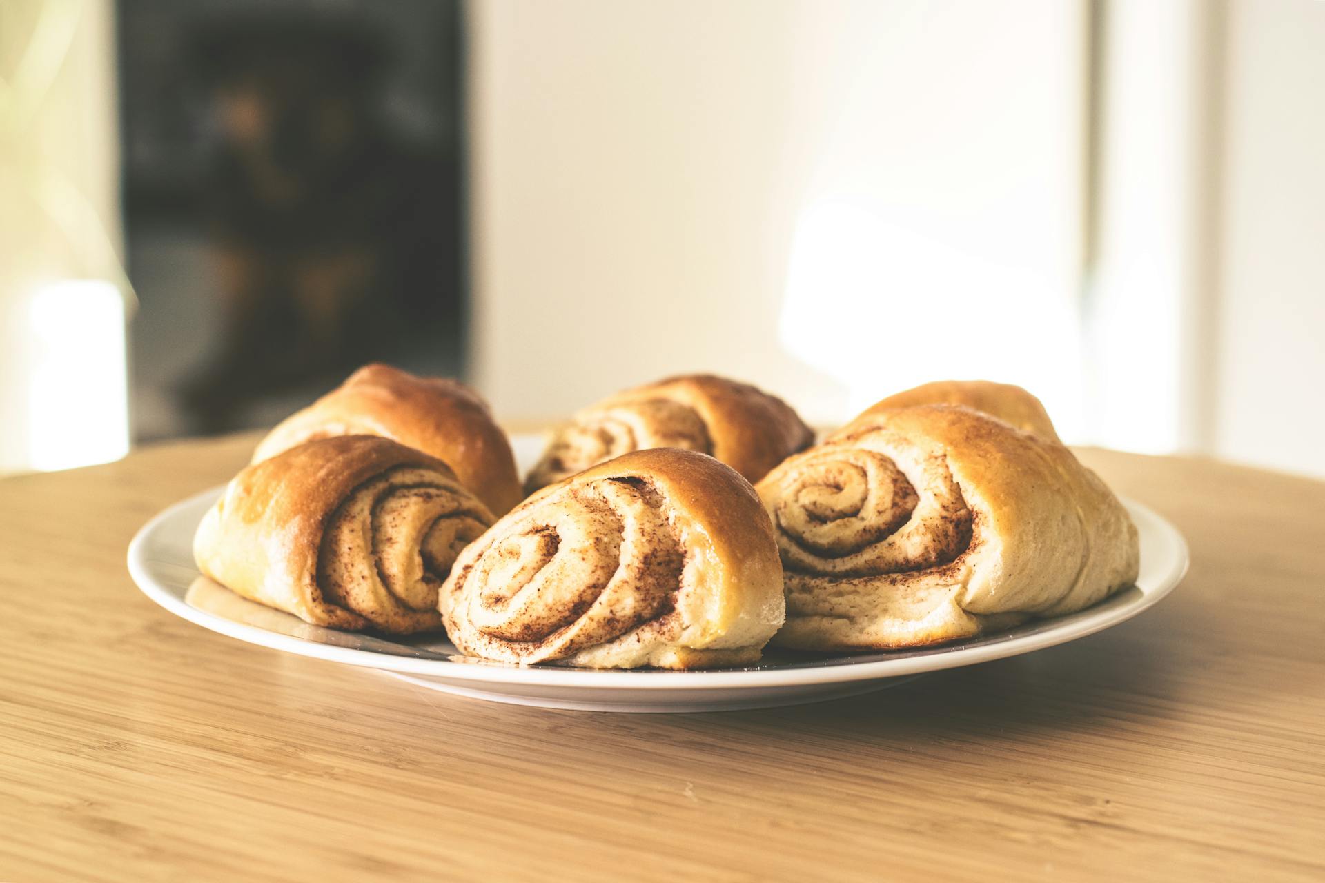 Une assiette de roulés à la cannelle | Source : Pexels