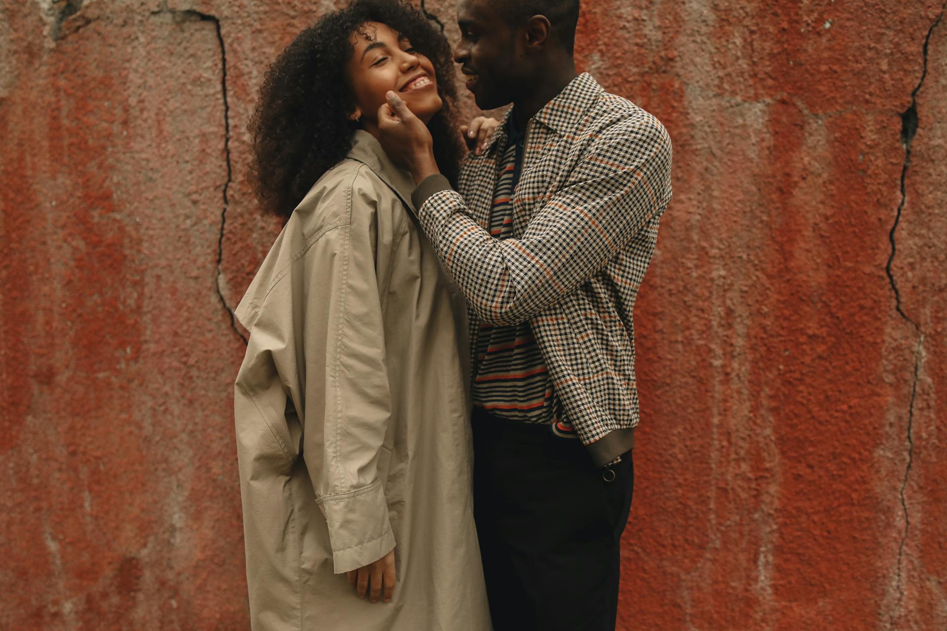 Un homme caresse le visage d'une femme | Source : Pexels