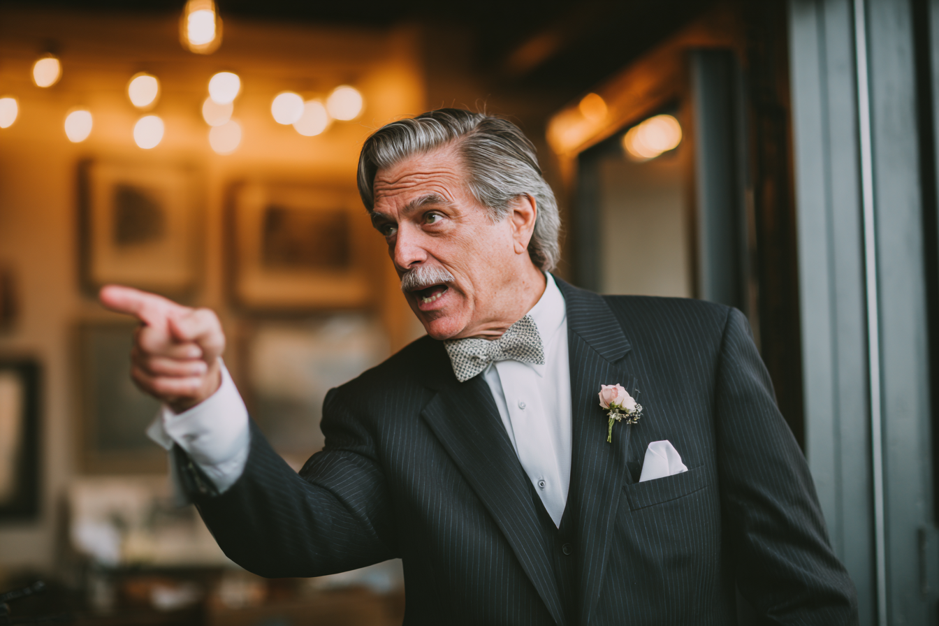 Un homme parlant sévèrement lors d'une réception de mariage | Source : Midjourney