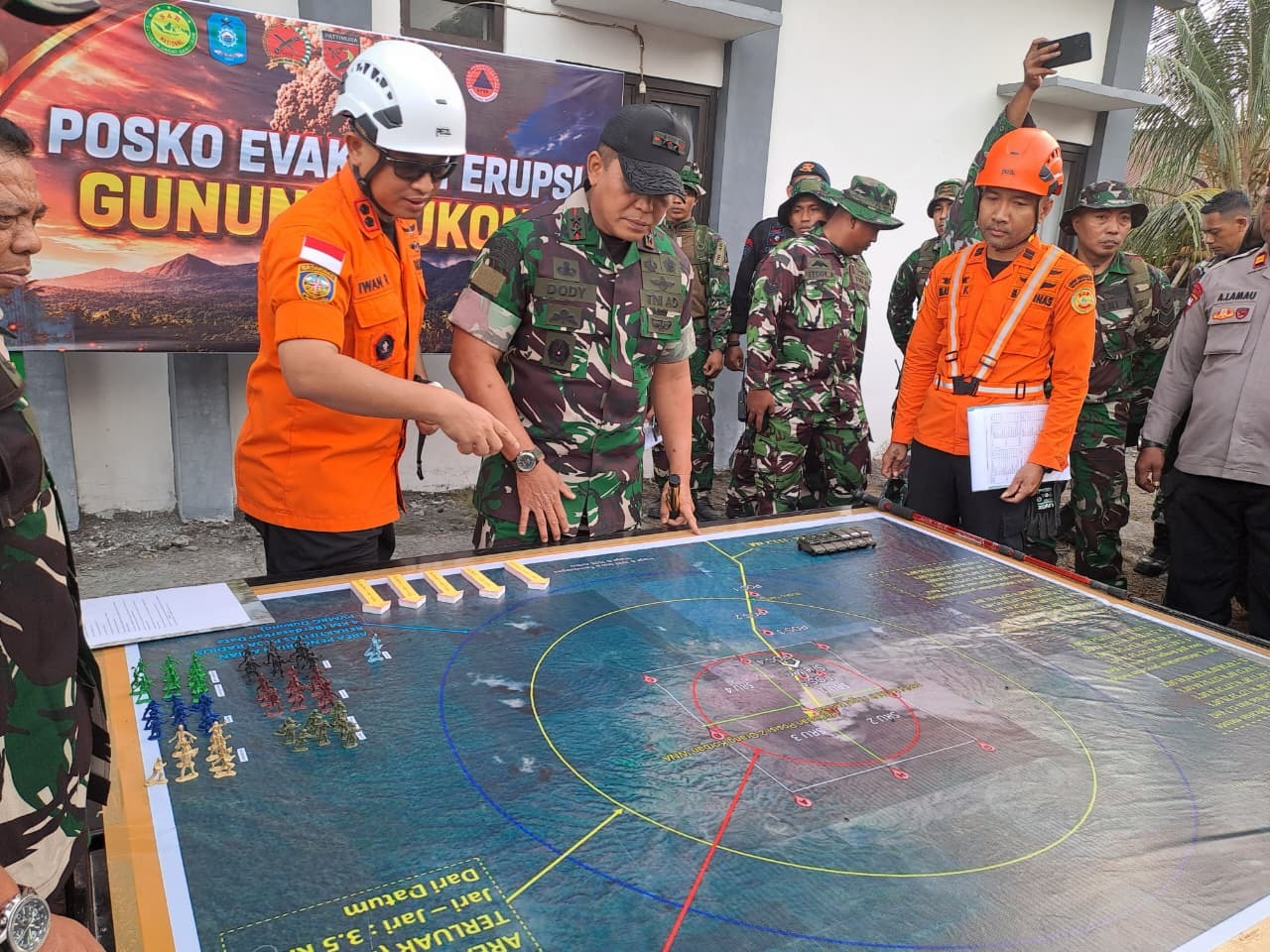 Des équipes conjointes de recherche et de sauvetage se préparent à mener une opération de recherche et de sauvetage pour évacuer les victimes touchées par l'éruption du mont Dukono à Halmahera Nord, dans la province des Moluques, en Indonésie, le 10 mai 2026 I Source : Getty Images
