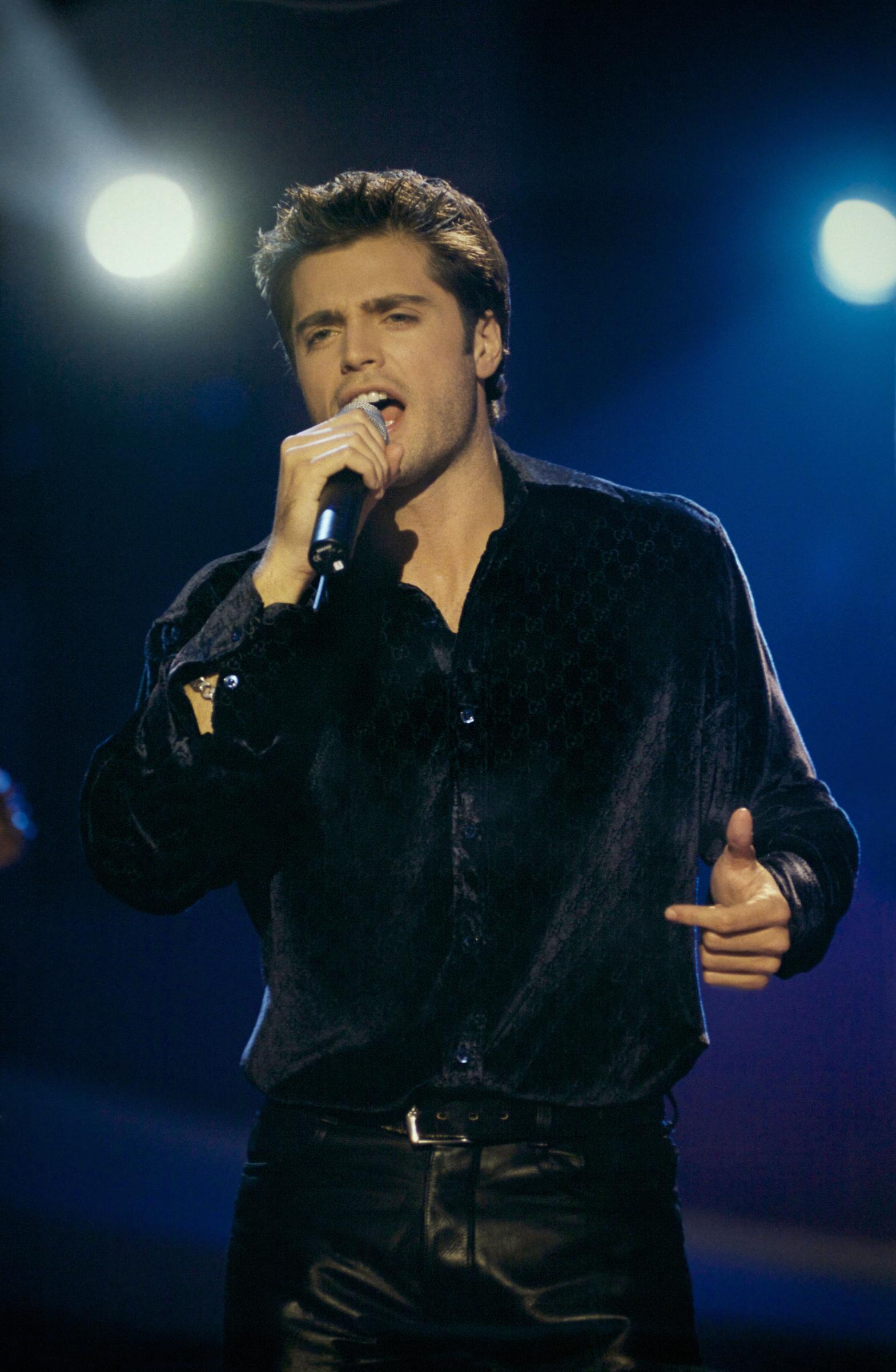 L'acteur se produisant dans l'émission « Hit Machine » le 17 décembre 1997, en France. | Source : Getty Images