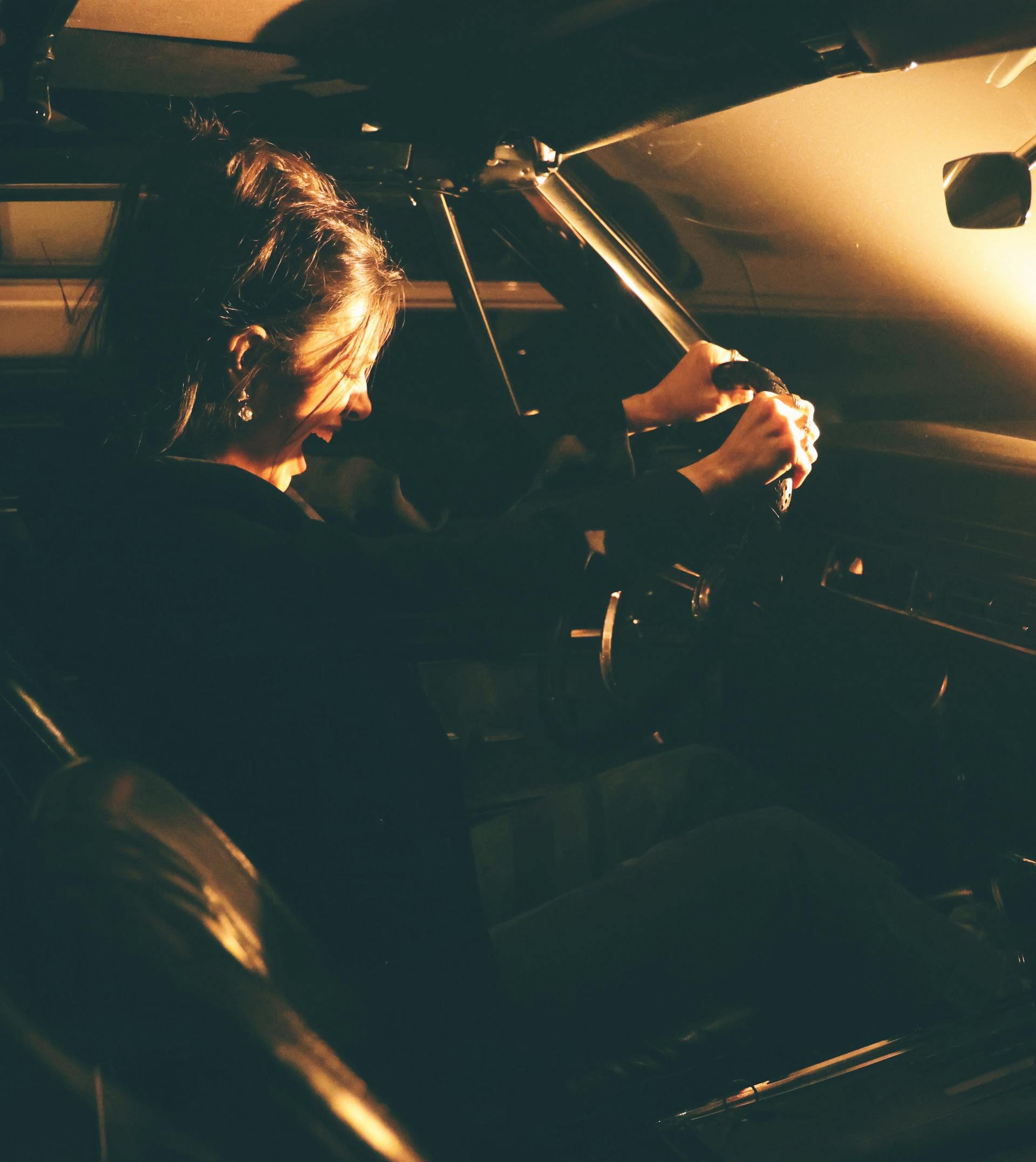 Une femme qui crie en conduisant une voiture | Source : Pexels