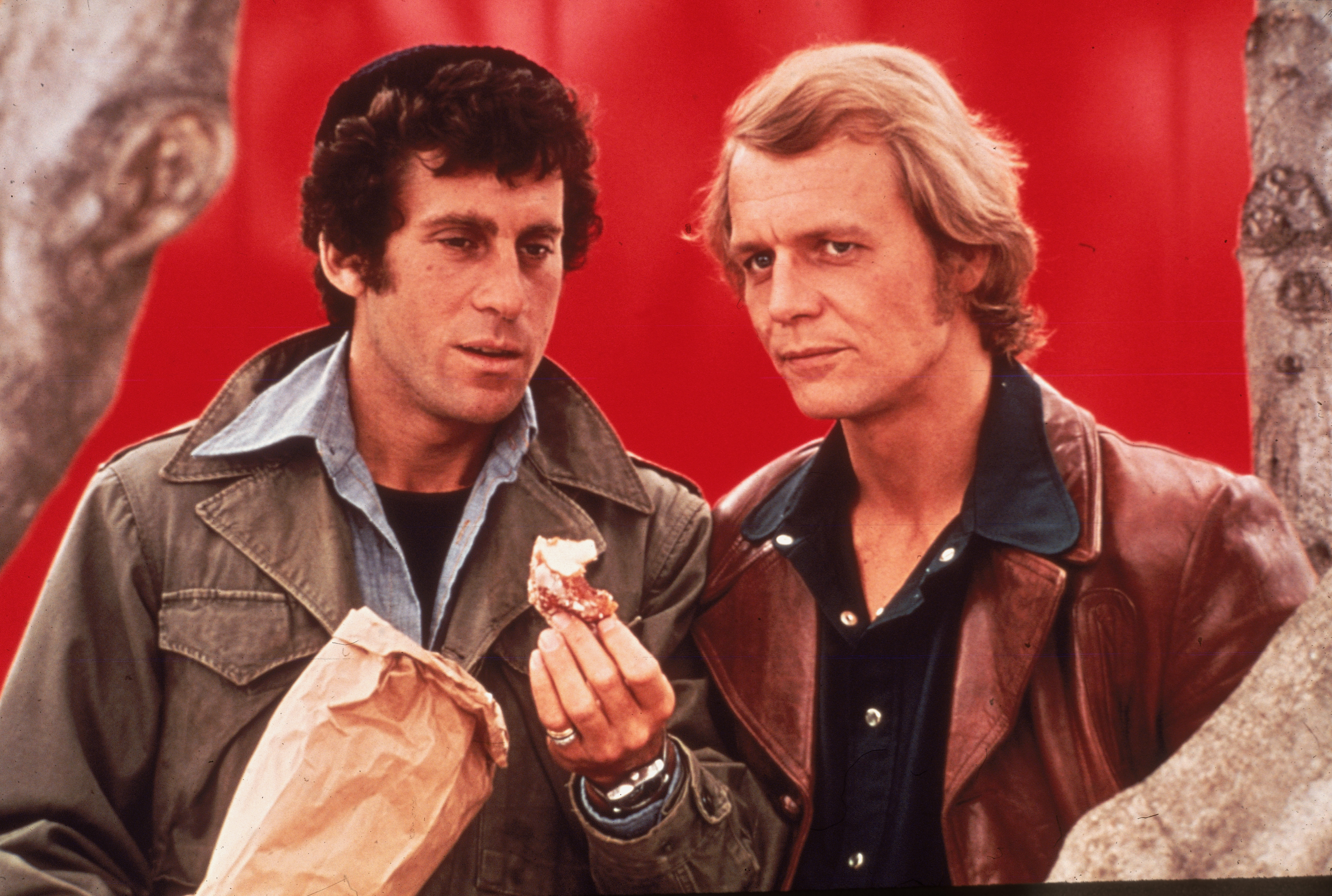 Paul Michael Glaser et David Soul dans une photo tirée de la série télévisée « Starsky et Hutch », vers 1977 | Source : Getty Images