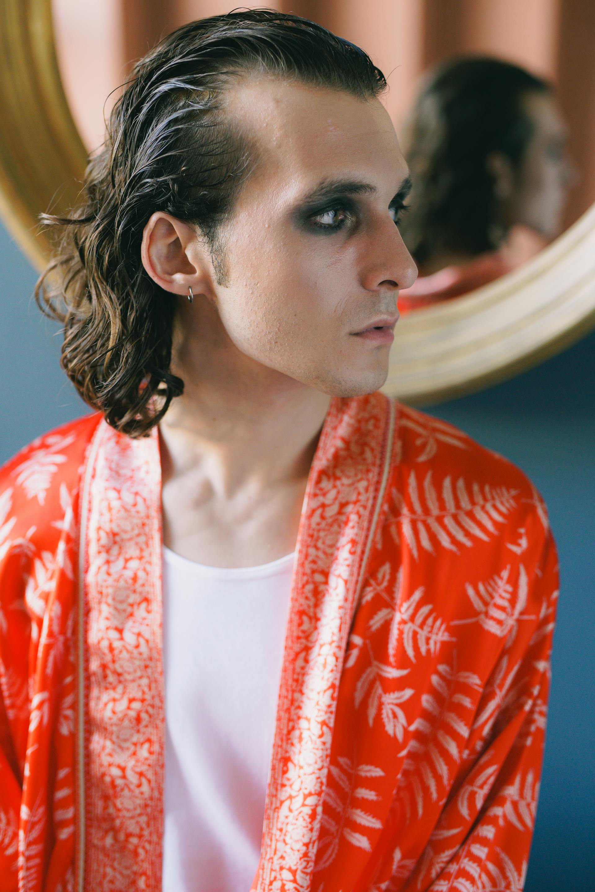 Un homme en chemise rouge | Source : Pexels