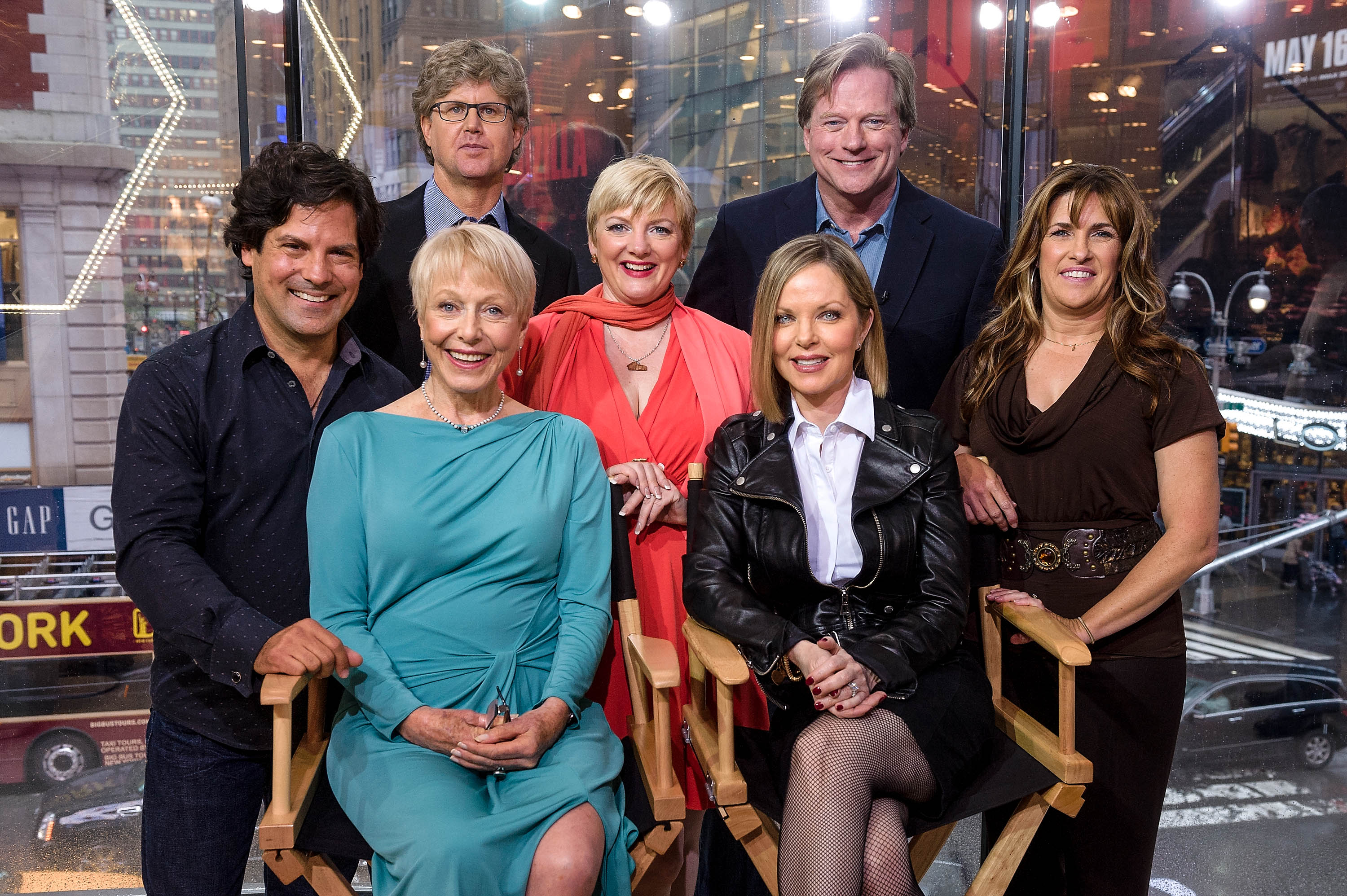 Matthew Labyorteaux, Michael Landon Jr., Alison Arngrim, Dean Butler, Lindsay Greenbush, Karen Grassle et Melissa Sue Anderson rendent visite à « Extra » dans leurs studios new-yorkais le 30 avril 2014 | Source : Getty Images