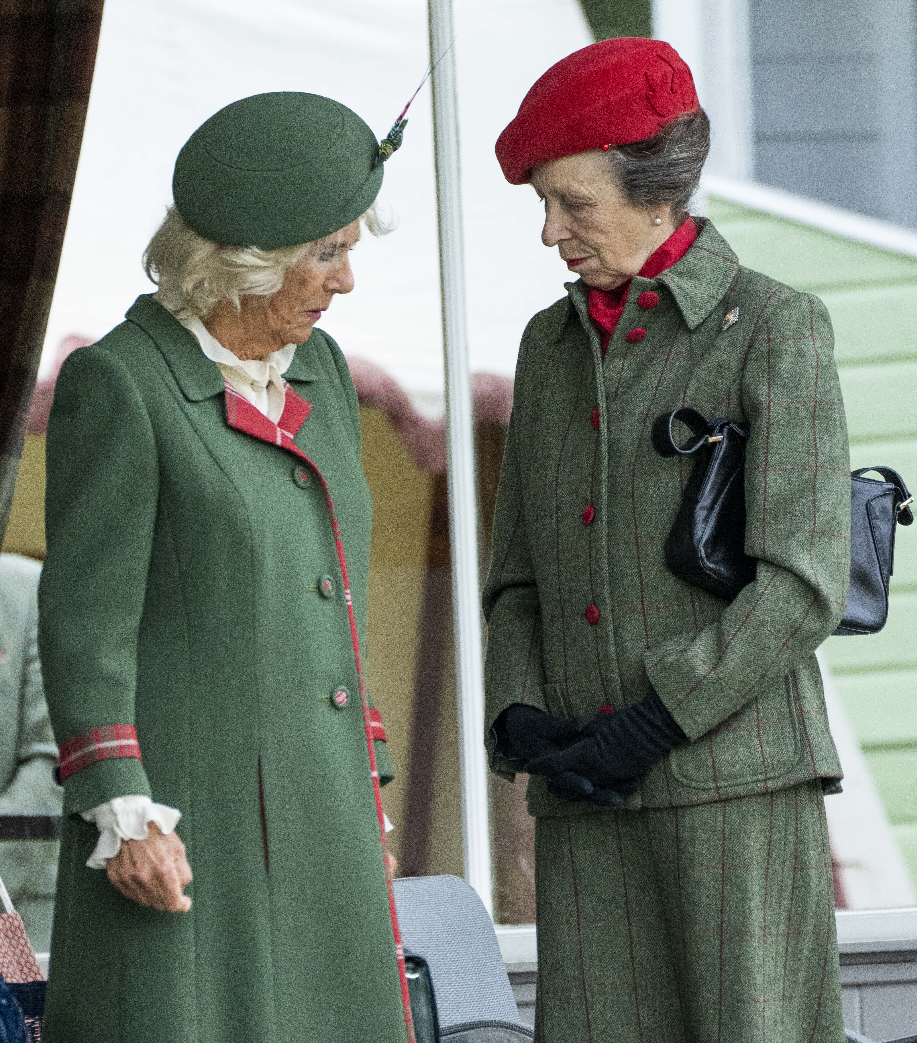 La reine Camilla et la princesse Anne au Braemar Highland Gathering, le 3 septembre 2022, à Braemar, en Écosse. | Source : Getty Images