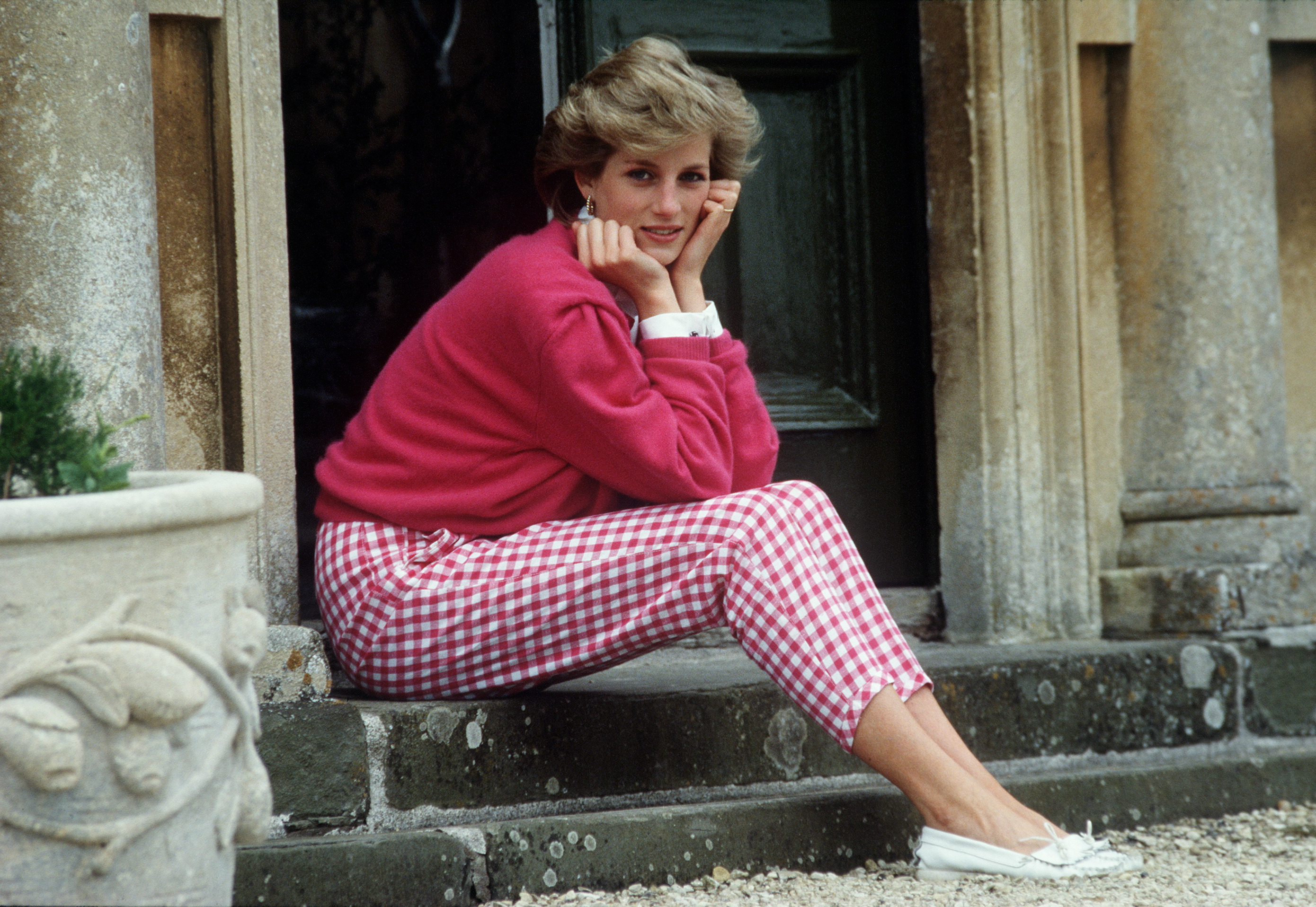 Diana, princesse de Galles, photographiée sur les marches de sa maison, Highgrove House, dans le Gloucestershire, en Angleterre, le 18 juillet 1986. | Source : Getty Images