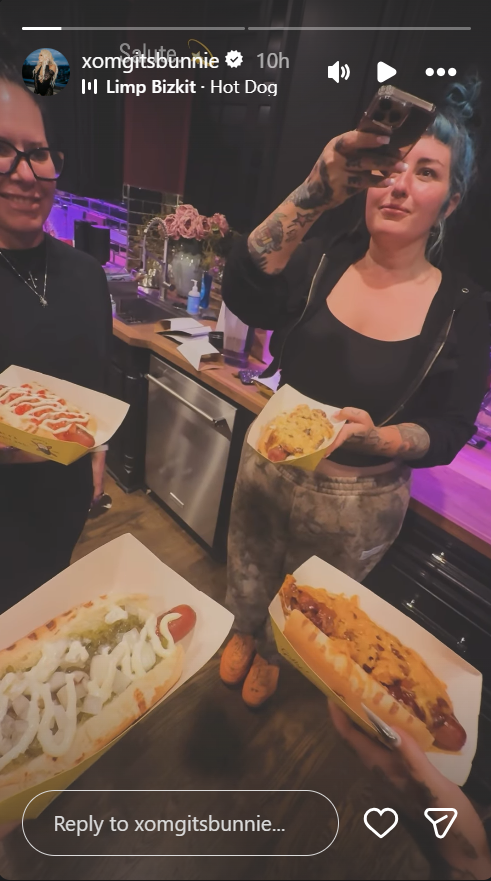 Bunnie XO a posté une story Instagram où on la voit s'amuser à faire griller un hot-dog avec des amis. La vidéo ne faisait aucune allusion à Jelly Roll, à leur divorce ni aux rumeurs concernant leur relation. | Source : Story Instagram/xomgitsbunnie