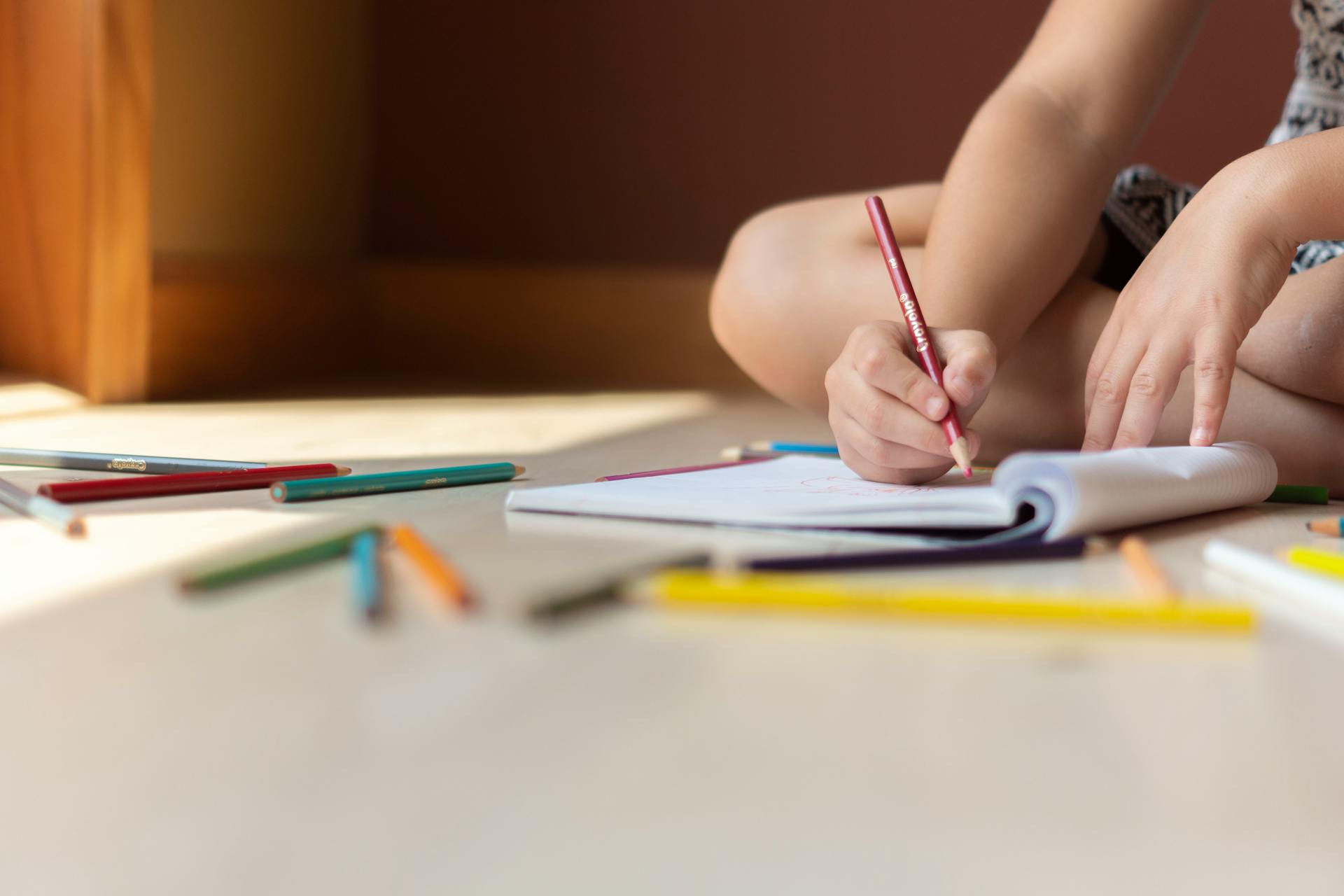 Un enfant qui fait ses devoirs | Source : Pexels