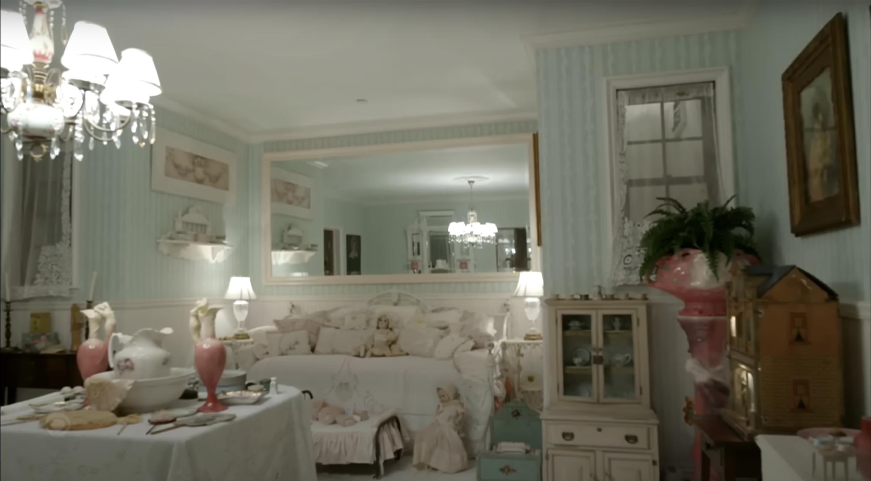 L'intérieur de la maison de Barbra Streisand | Source : YouTube/The Late Show with Stephen Colbert