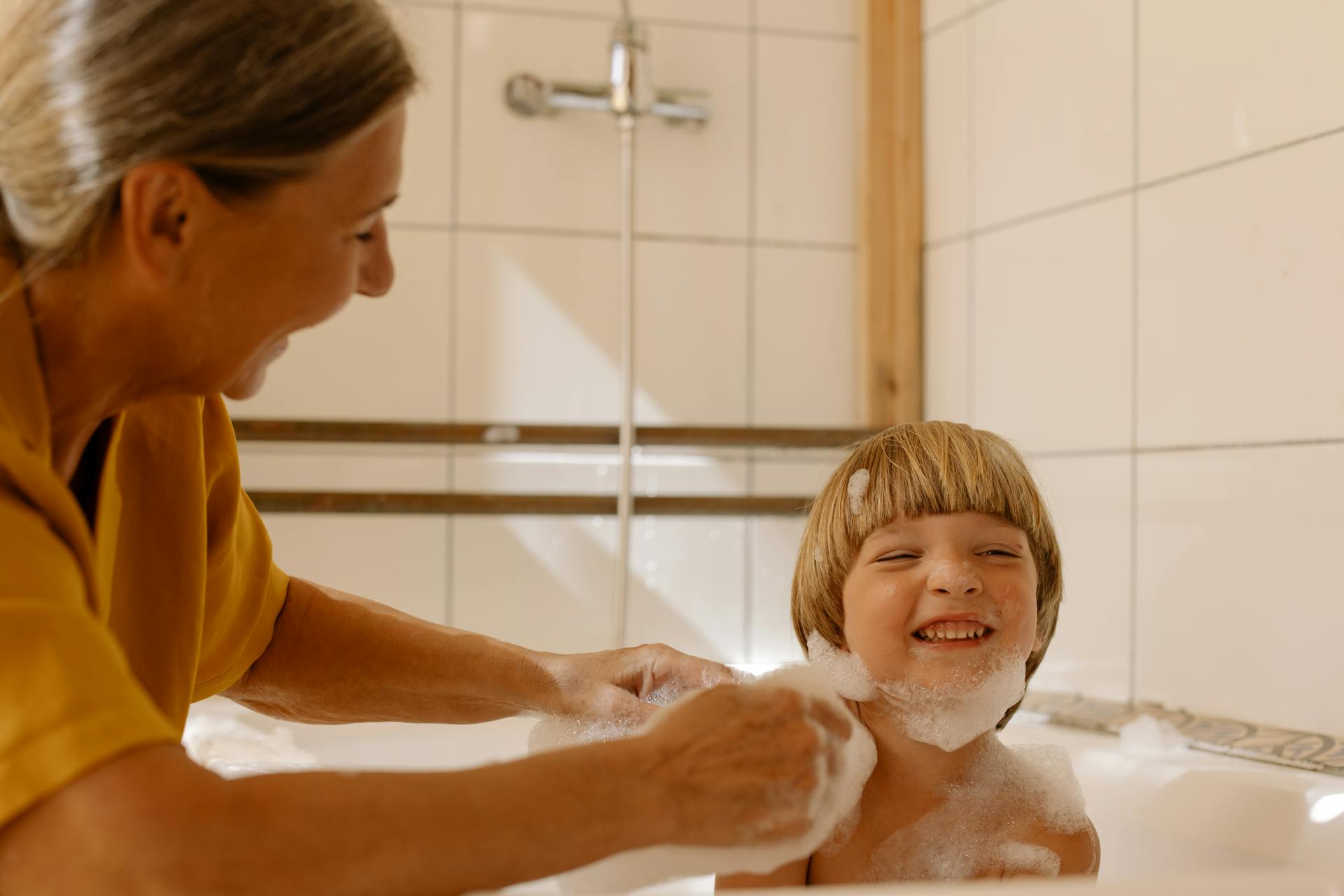Une grand-mère aidant son petit-fils à prendre son bain | Source : Pexels