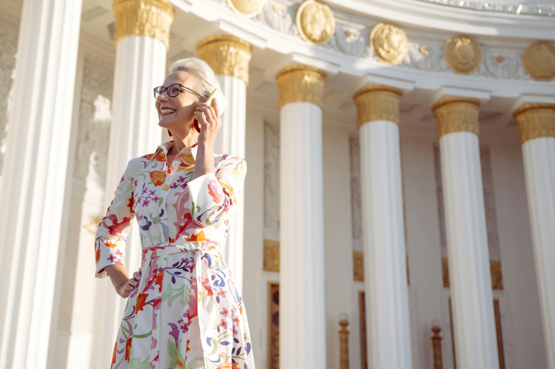 Une femme âgée qui parle au téléphone | Source : Pexels