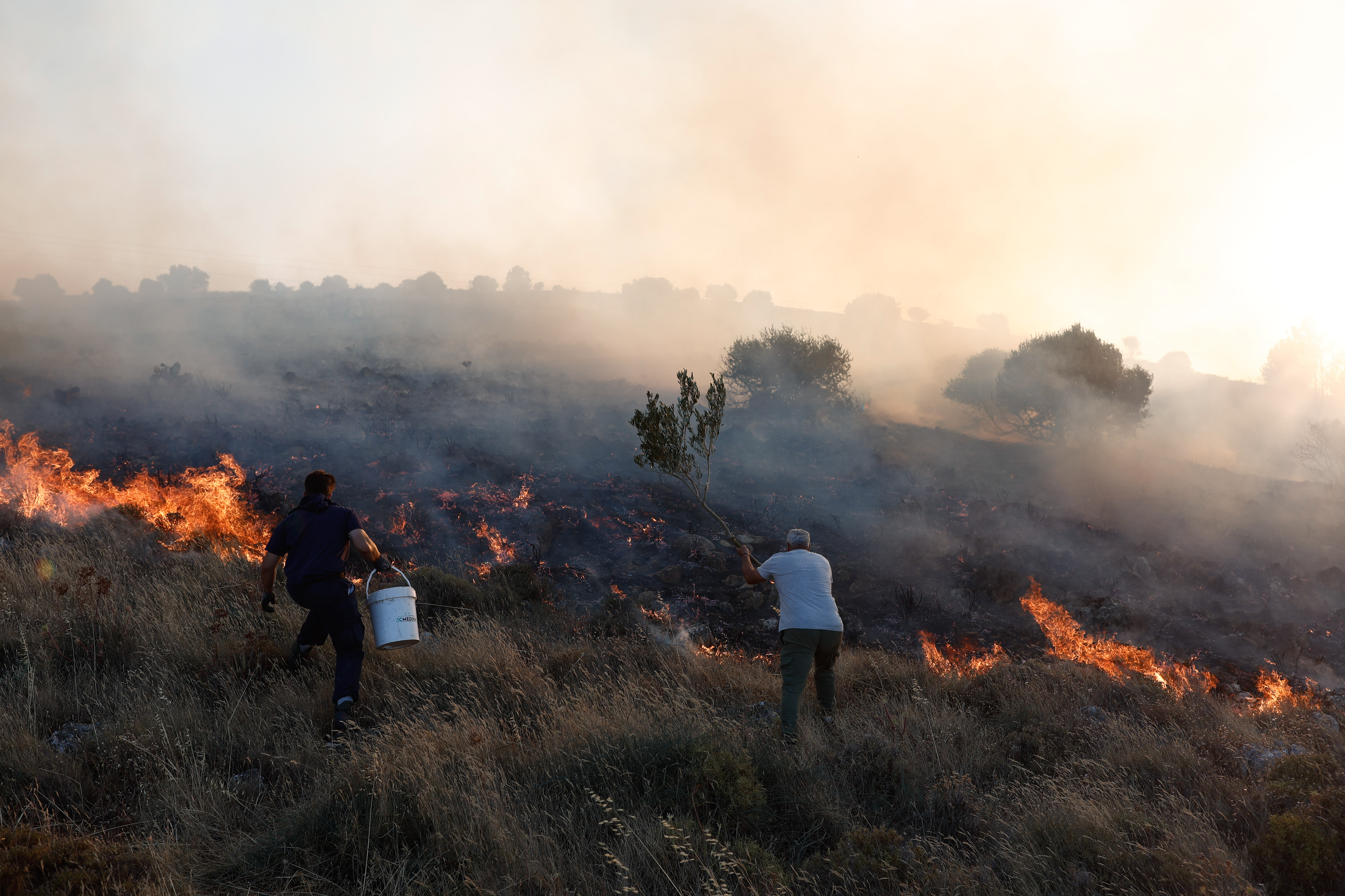 De la fumée s'élève alors que les pompiers interviennent sur l'incendie qui s'est déclaré à Chios, en Grèce, le 22 juin 2025 I Source : Getty Images