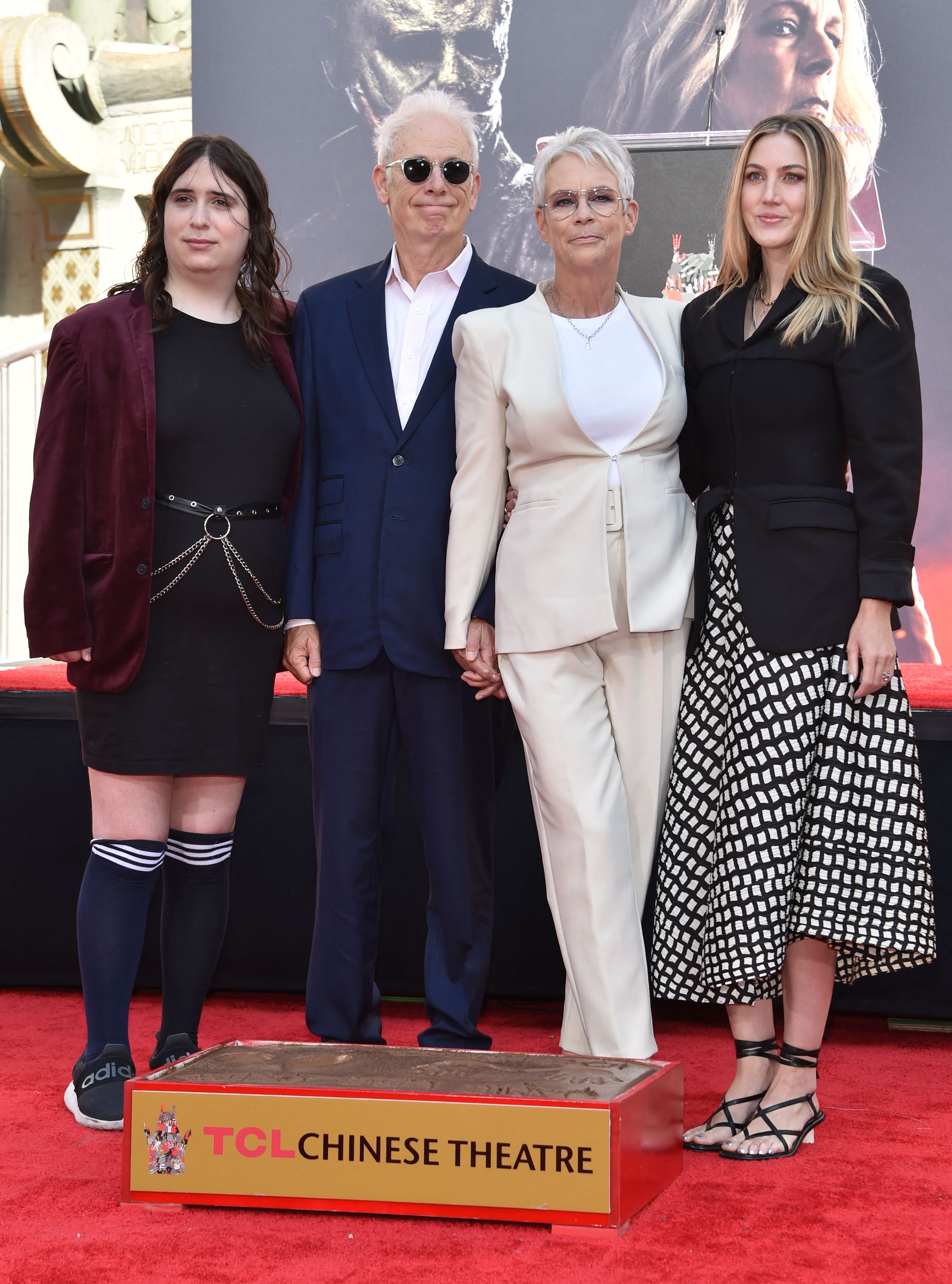 Jamie Lee Curtis pose pour une photo avec son mari Christopher Guest et ses filles Ruby et Annie, lors de la cérémonie de pose de ses empreintes de mains et de pieds dans la cour du TCL Chinese Theatre, le 12 octobre 2022 | Source : Getty Images