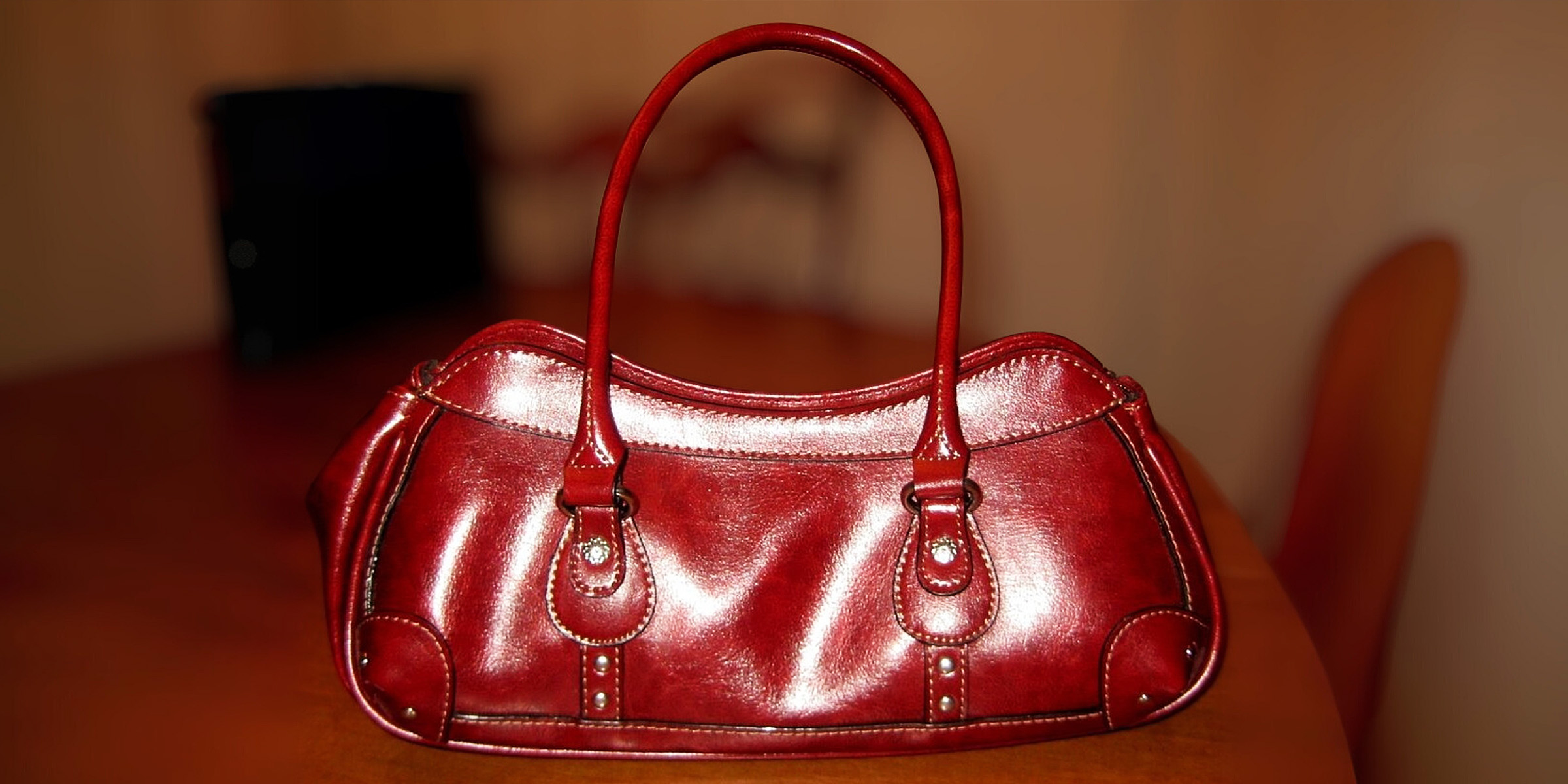 Un sac à main rouge sur une table | Source : Flickr