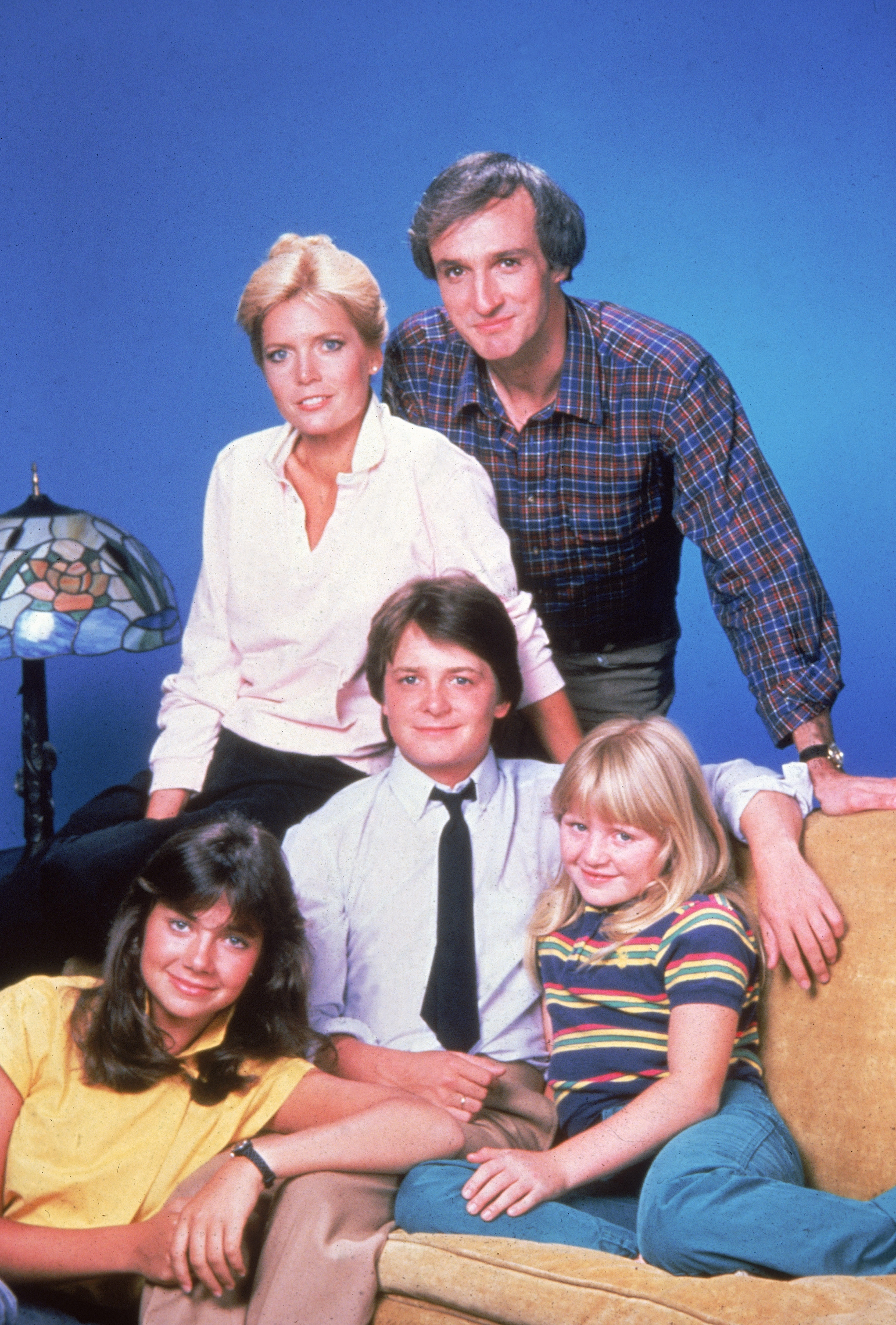 Les acteurs de « Family Ties » : Meredith Baxter, Michael Gross, Justine Bateman, Michael J. Fox et Tina Yothers lors d'une séance photo promotionnelle le 1er janvier 1982 | Source : Getty Images