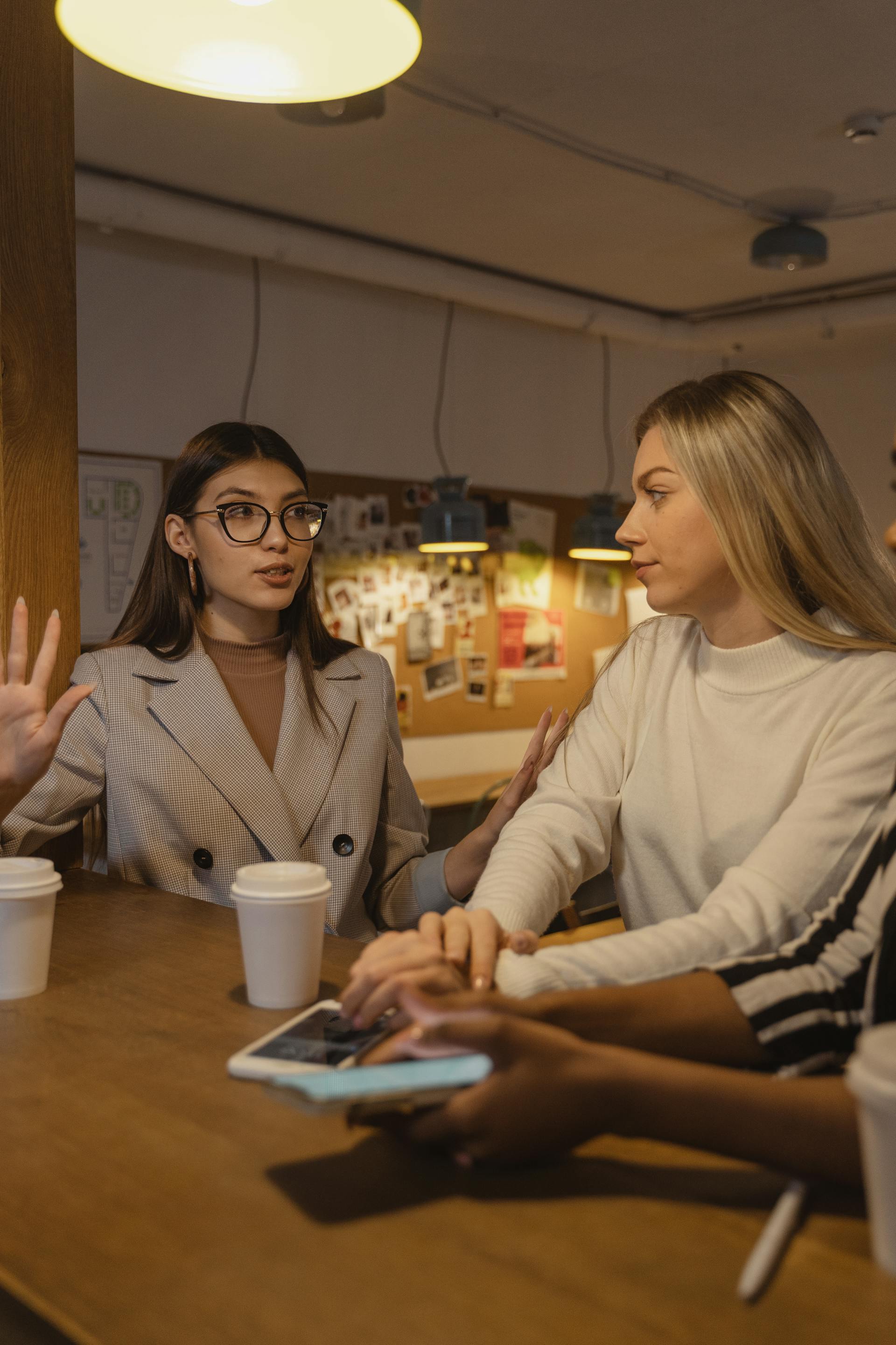 Une femme discutant avec une amie à la maison | Source : Pexels