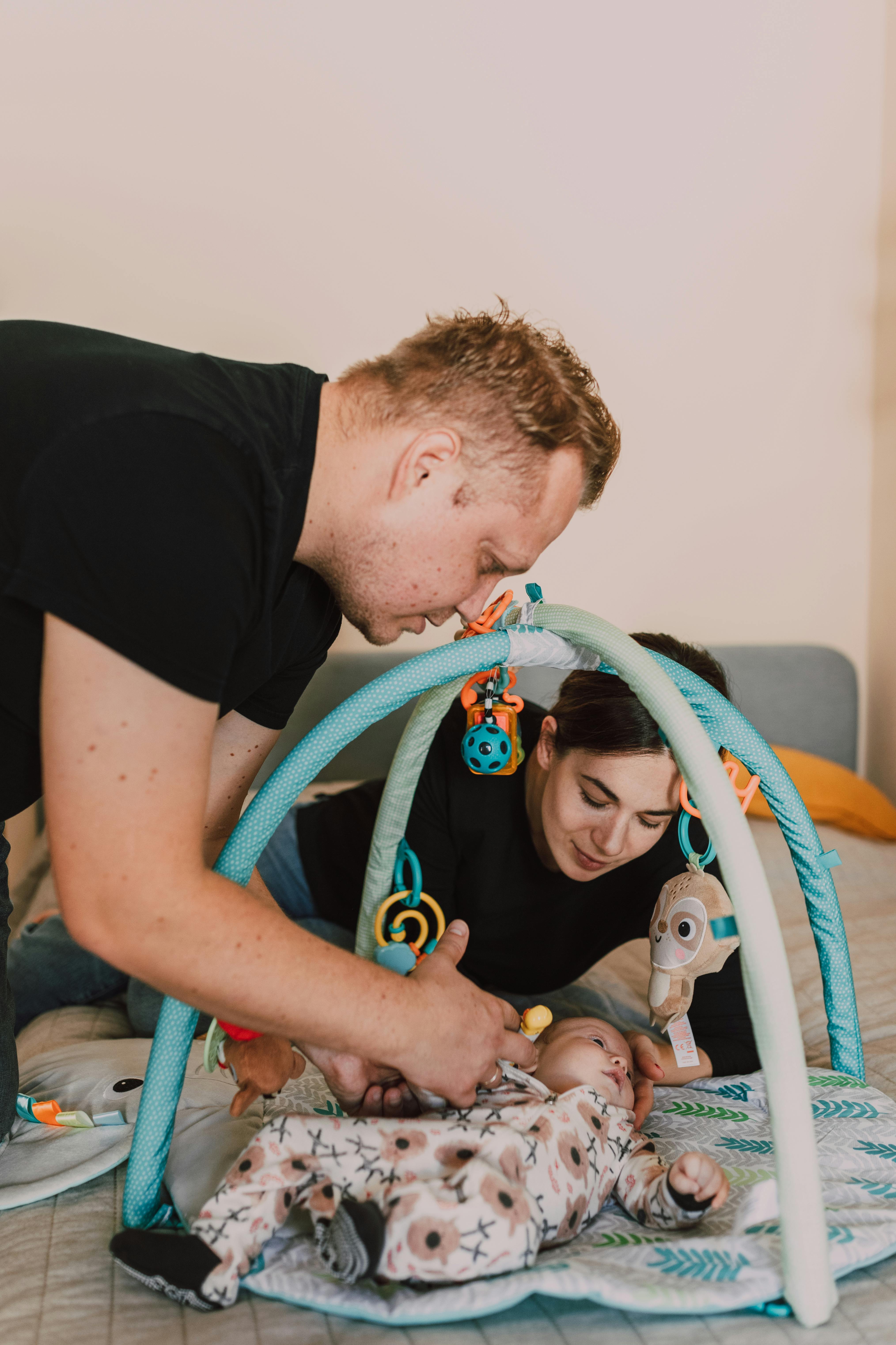 Un couple qui s'occupe de son bébé | Source : Pexels
