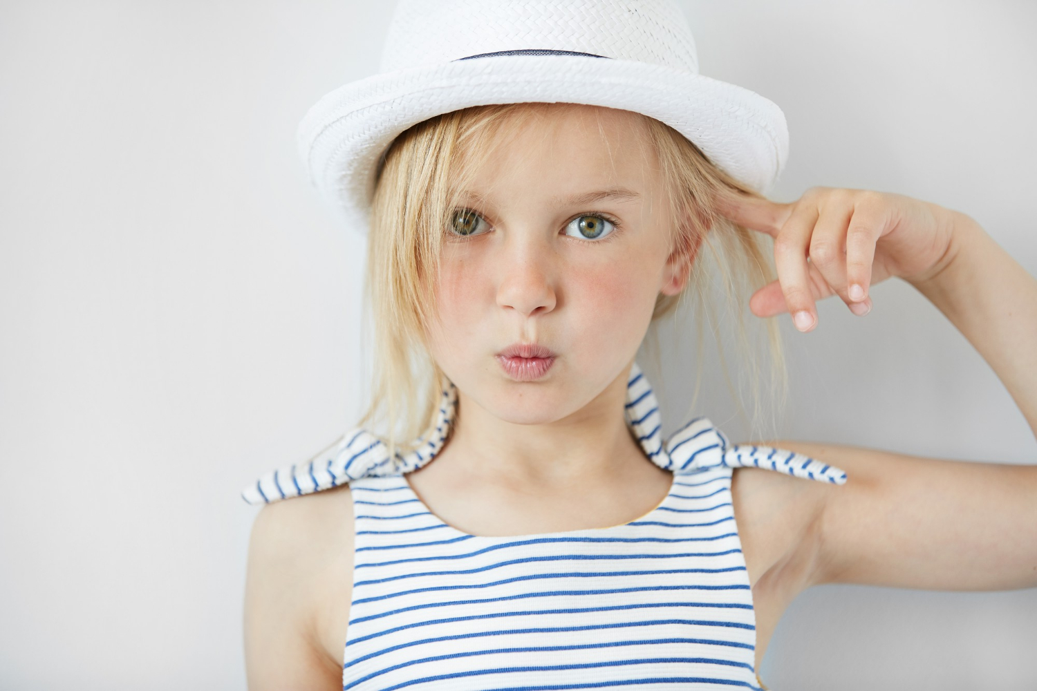 Une jeune fille expressive portant un chapeau | Source : Freepik