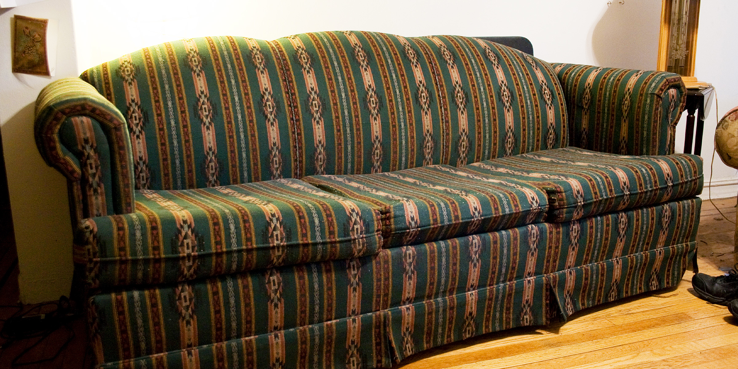 Gros plan sur un vieux canapé | Source : Flickr