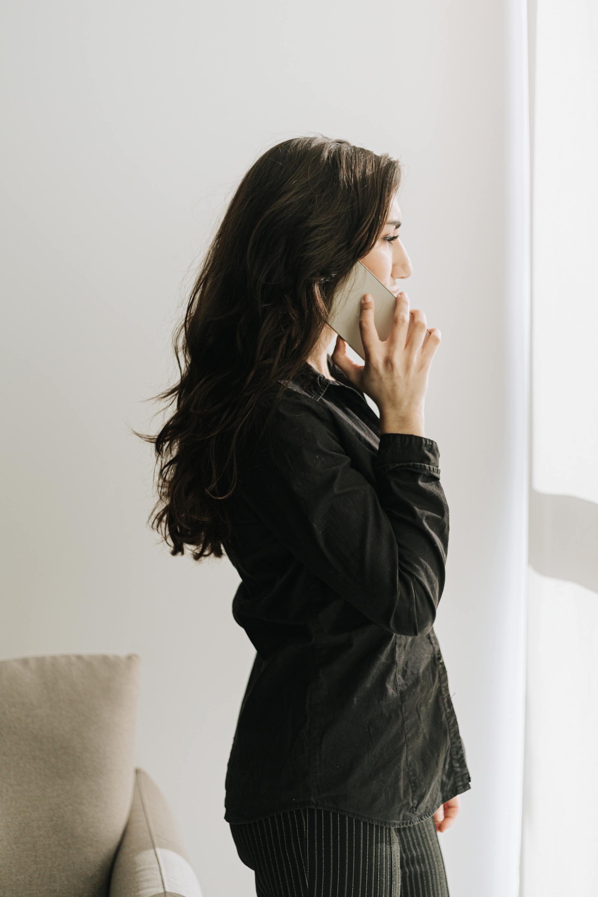 Une femme qui parle au téléphone | Source : Pexels