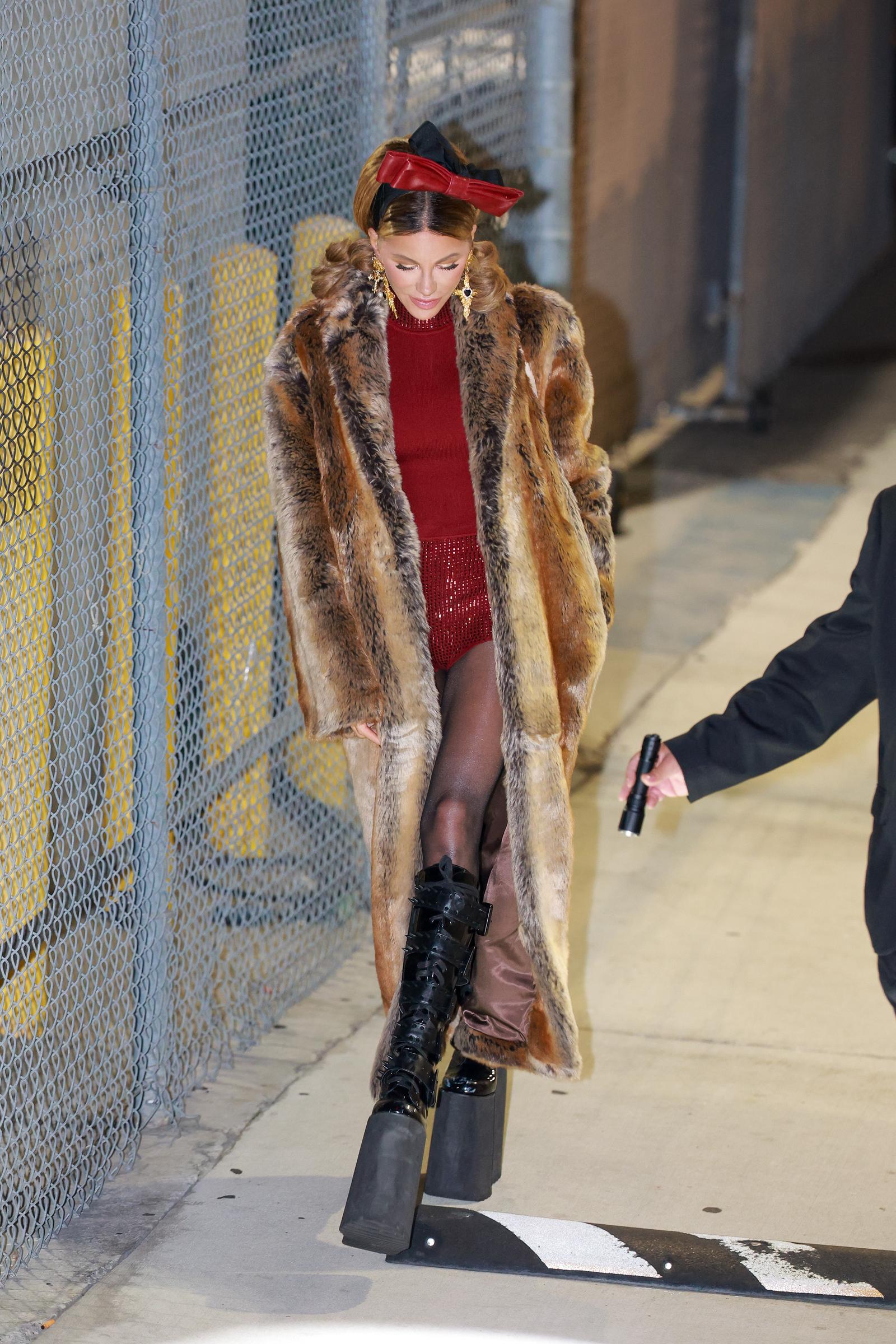 Sur une autre photo prise lors du même événement, on peut admirer les chaussures de Kate Beckinsale. Des bottes à semelles compensées noires extrêmement hautes et épaisses, dotées à la fois de lacets et de boucles, qui lui donnaient une silhouette imposante et exagérée.