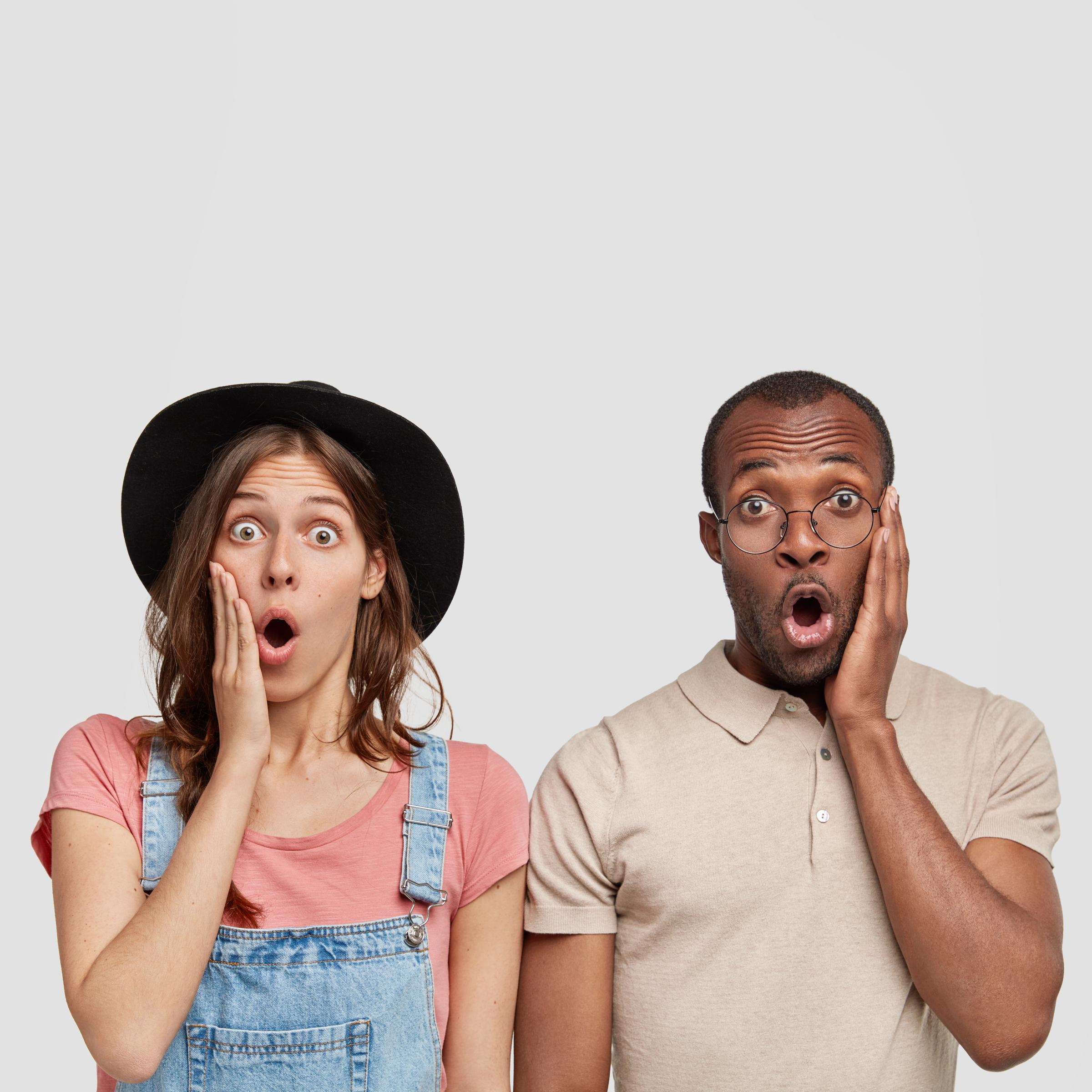 Des gens réagissent en état de choc | Source : Freepik