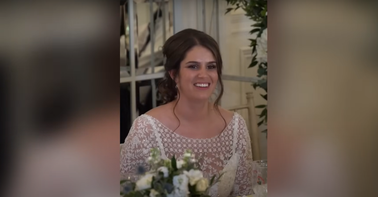 Katie, la fiancée de Ian Young, rougit pendant qu'il prononce le discours | Source : YouTube / Daily Record
