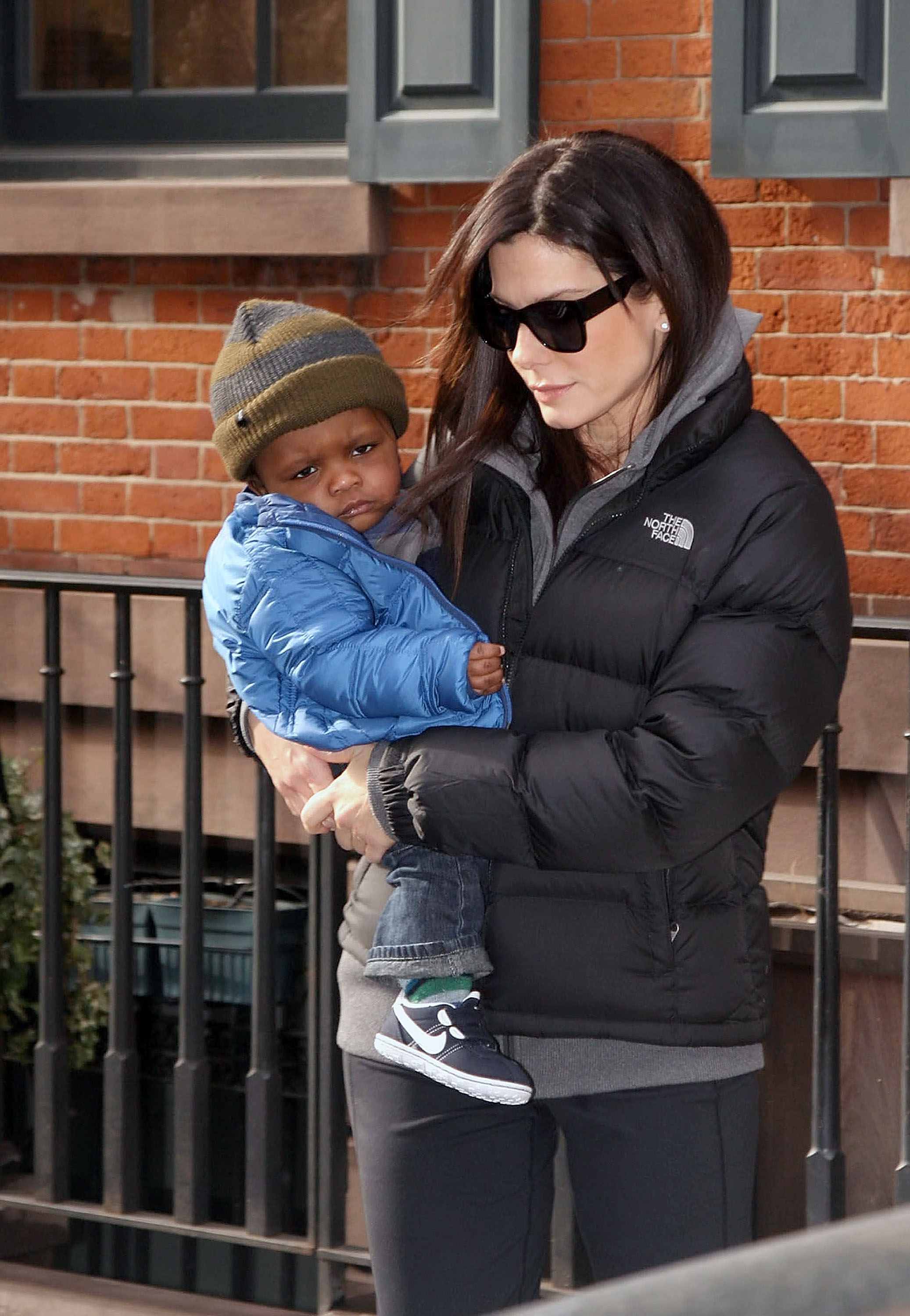 Sandra Bullock avec son fils, Louis Bardo Bullock, à New York, le 20 janvier 2011. | Source : Getty Images