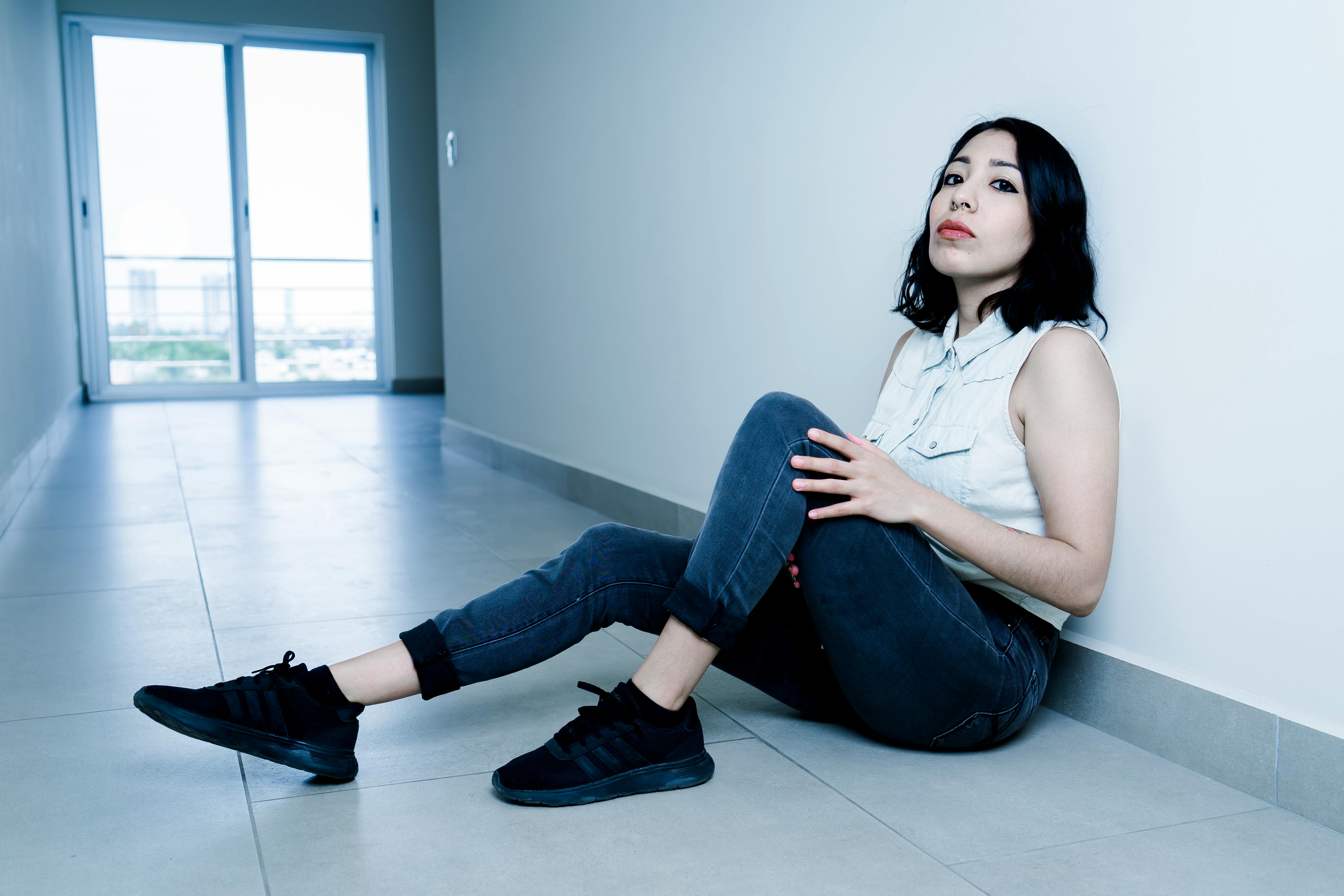 Une femme assise sur le sol | Source : Pexels