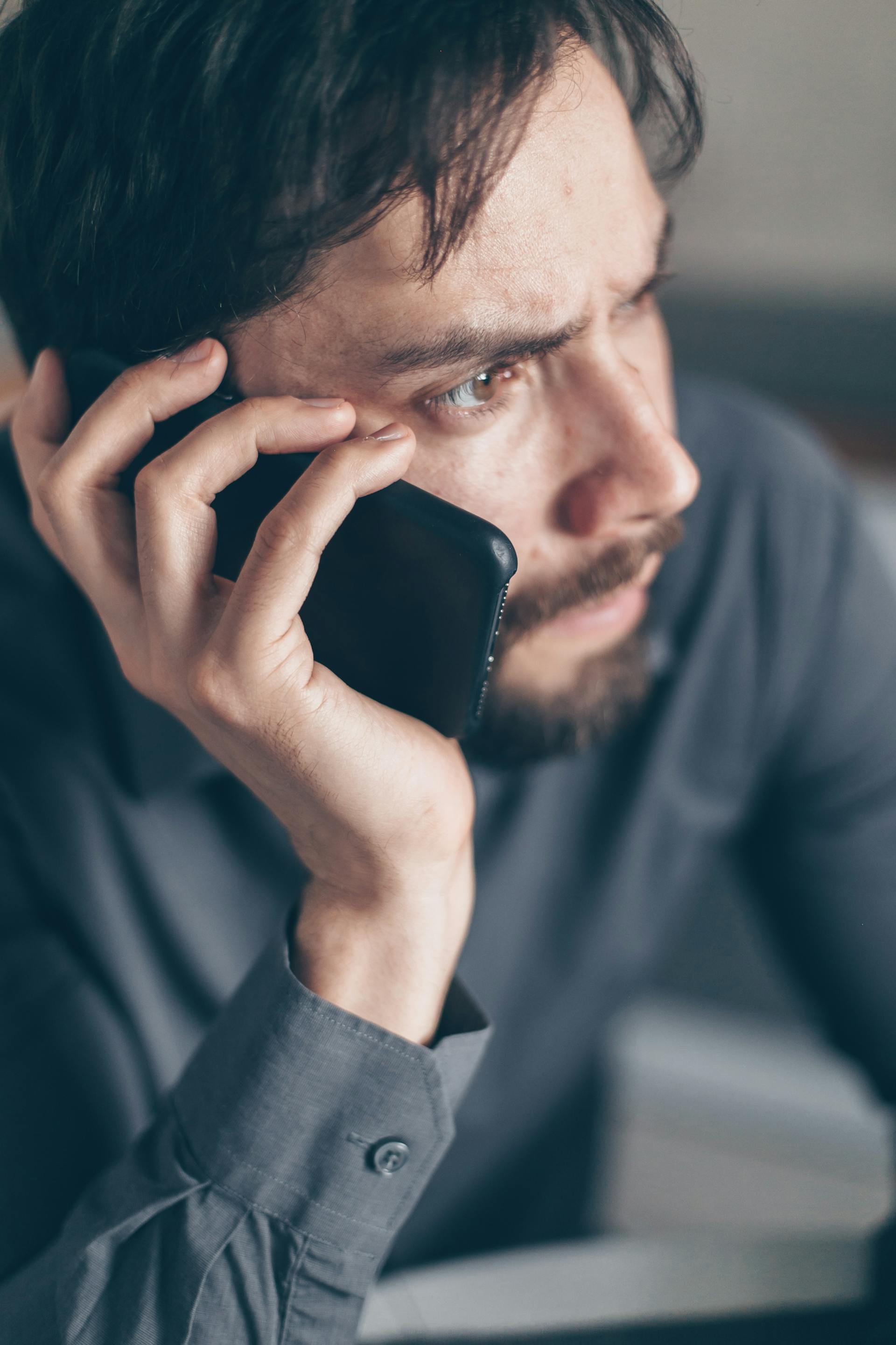 Un homme qui parle au téléphone | Source : Pexels