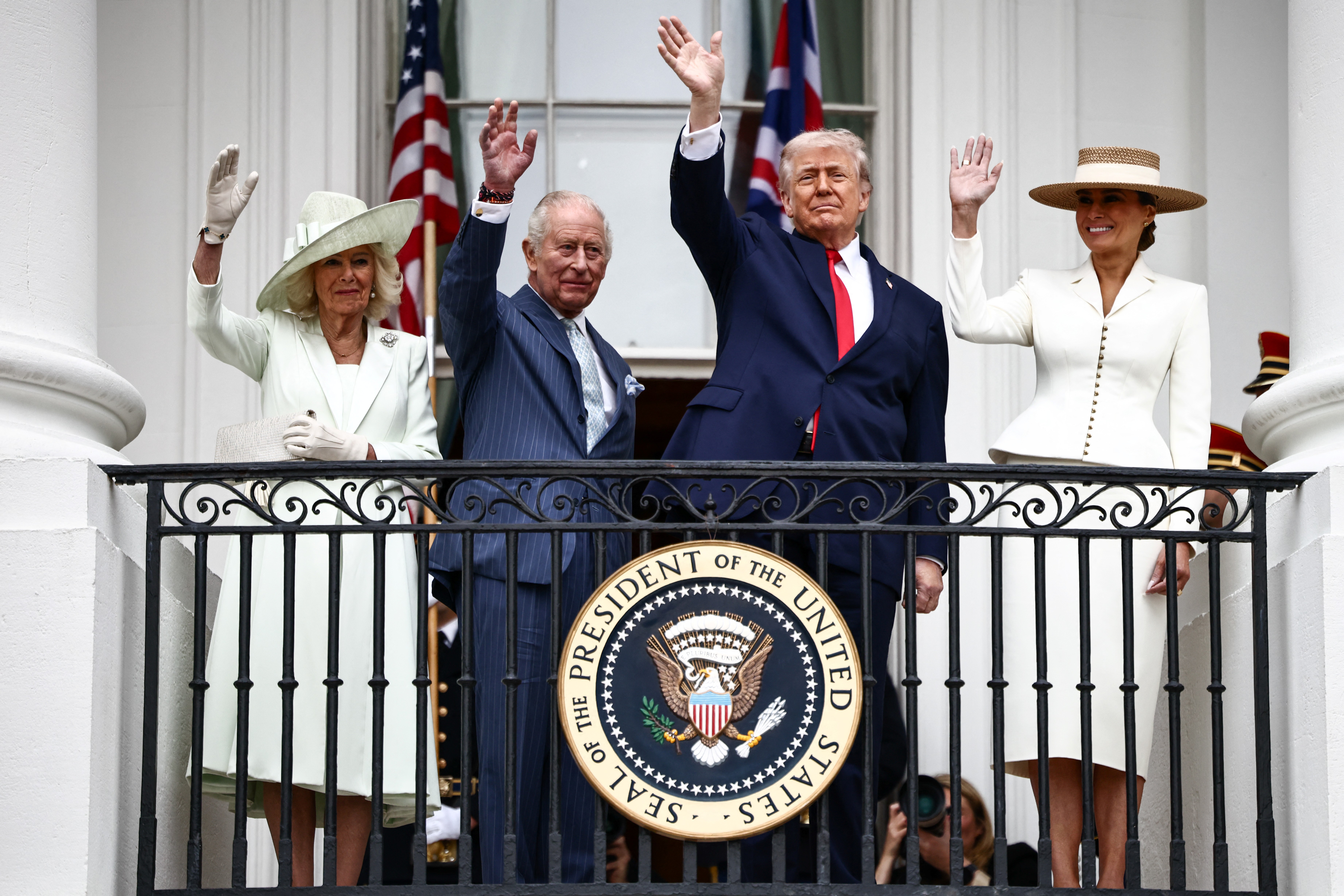 Donald Trump, Melania Trump, le roi Charles III et la reine Camilla saluent la foule depuis le balcon de la Blue Room lors d'une cérémonie d'accueil à la Maison Blanche, à Washington, le 28 avril 2026 | Source : Getty Images