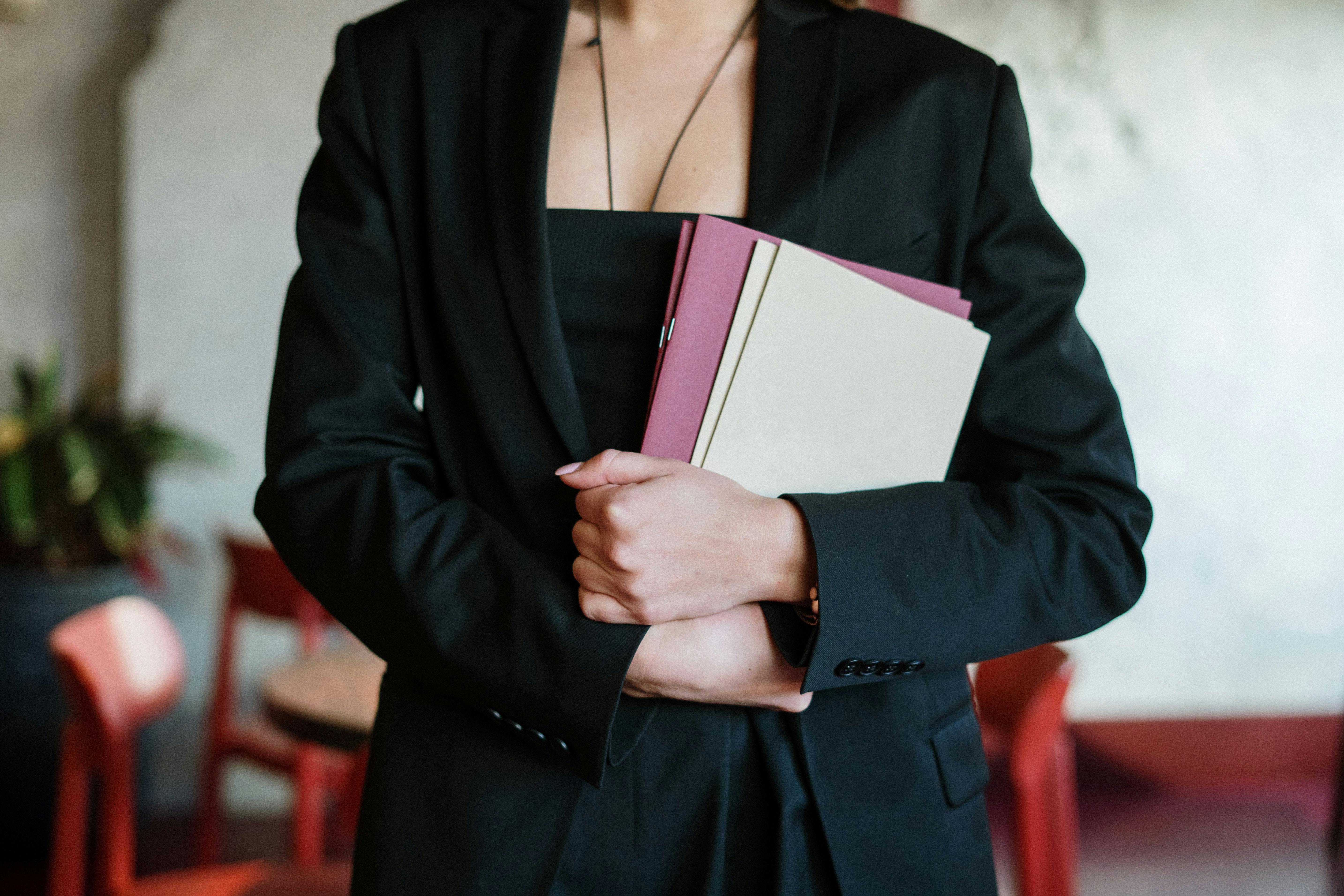 Une femme avec des dossiers | Source : Pexels