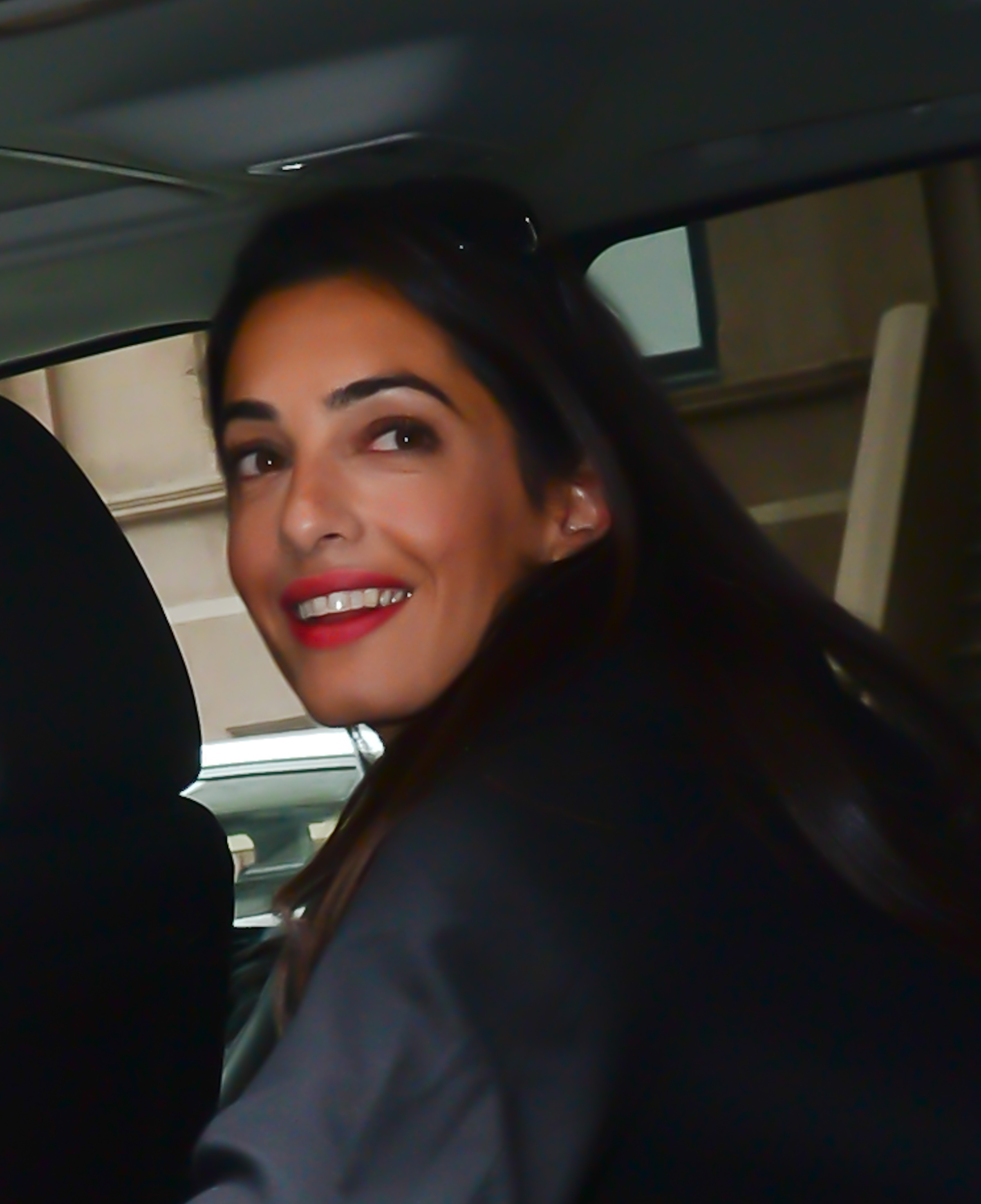 Amal Clooney est vue à l'extérieur de son hôtel à New York, attirant l'attention non seulement pour son travail juridique mais aussi pour sa présence croissante sur la scène internationale.