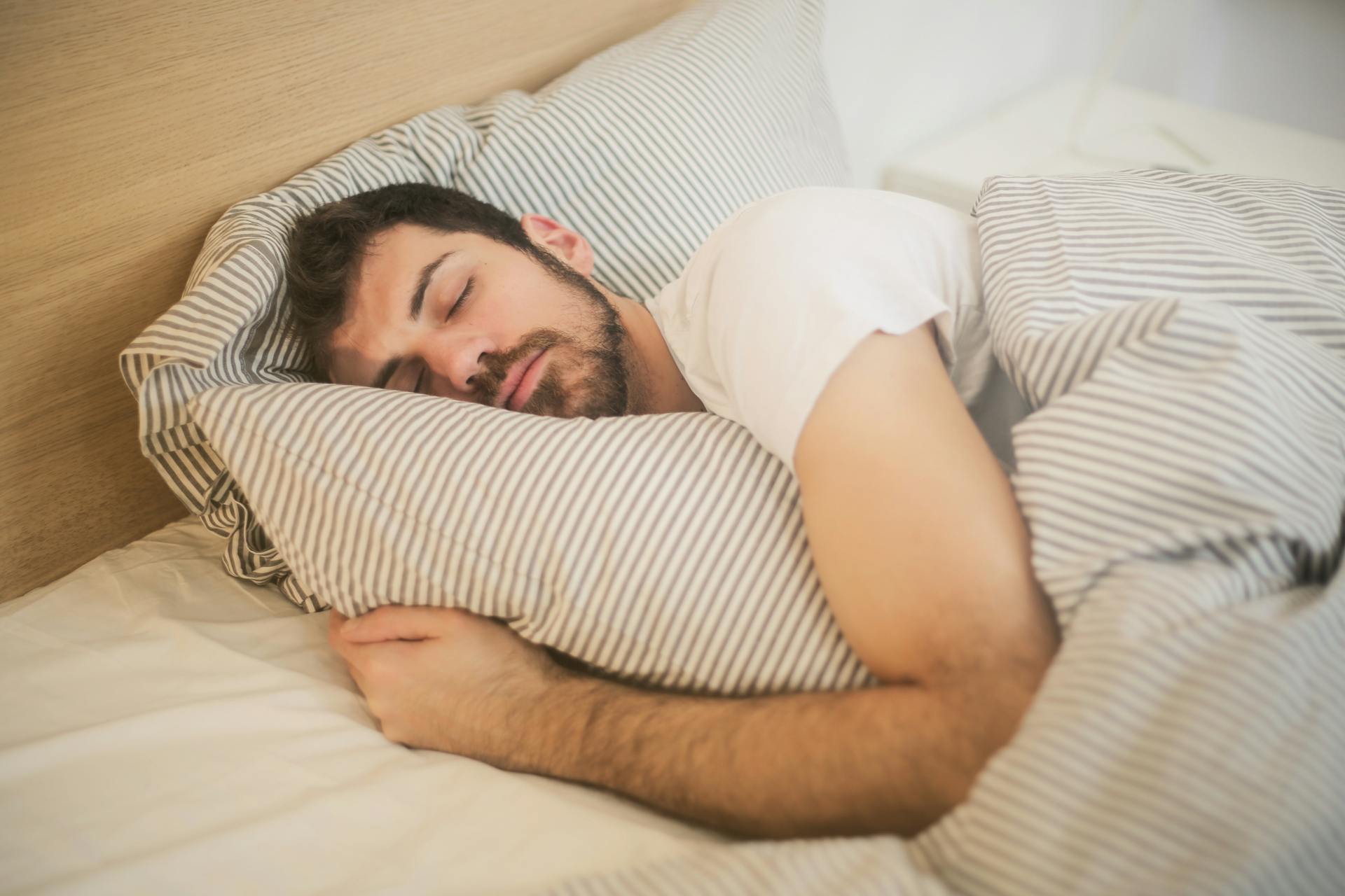 Un homme qui dort | Source : Pexels