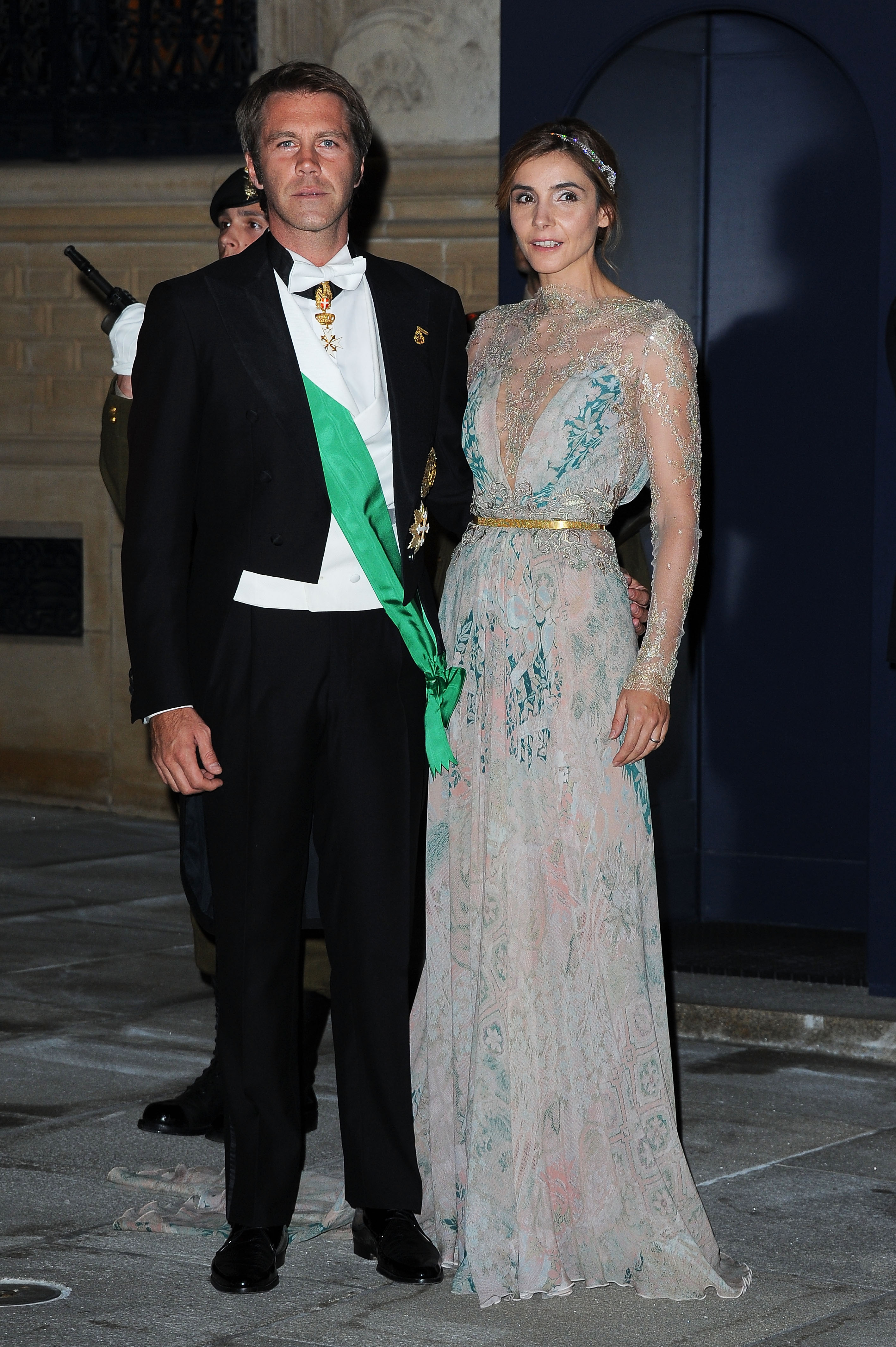 Emmanuel de Savoie et Clotilde Courau assistent au dîner de gala organisé à l'occasion du mariage du prince Guillaume de Luxembourg et de Stéphanie de Lannoy au Palais grand-ducal, le 19 octobre 2012 à Luxembourg, au Luxembourg. Le grand-duc héréditaire de Luxembourg, âgé de 30 ans, est le dernier prince héréditaire d'Europe à se marier. Il a épousé une comtesse belge de 28 ans lors d'une somptueuse cérémonie qui s'est déroulée sur deux jours I Source : Getty Images
