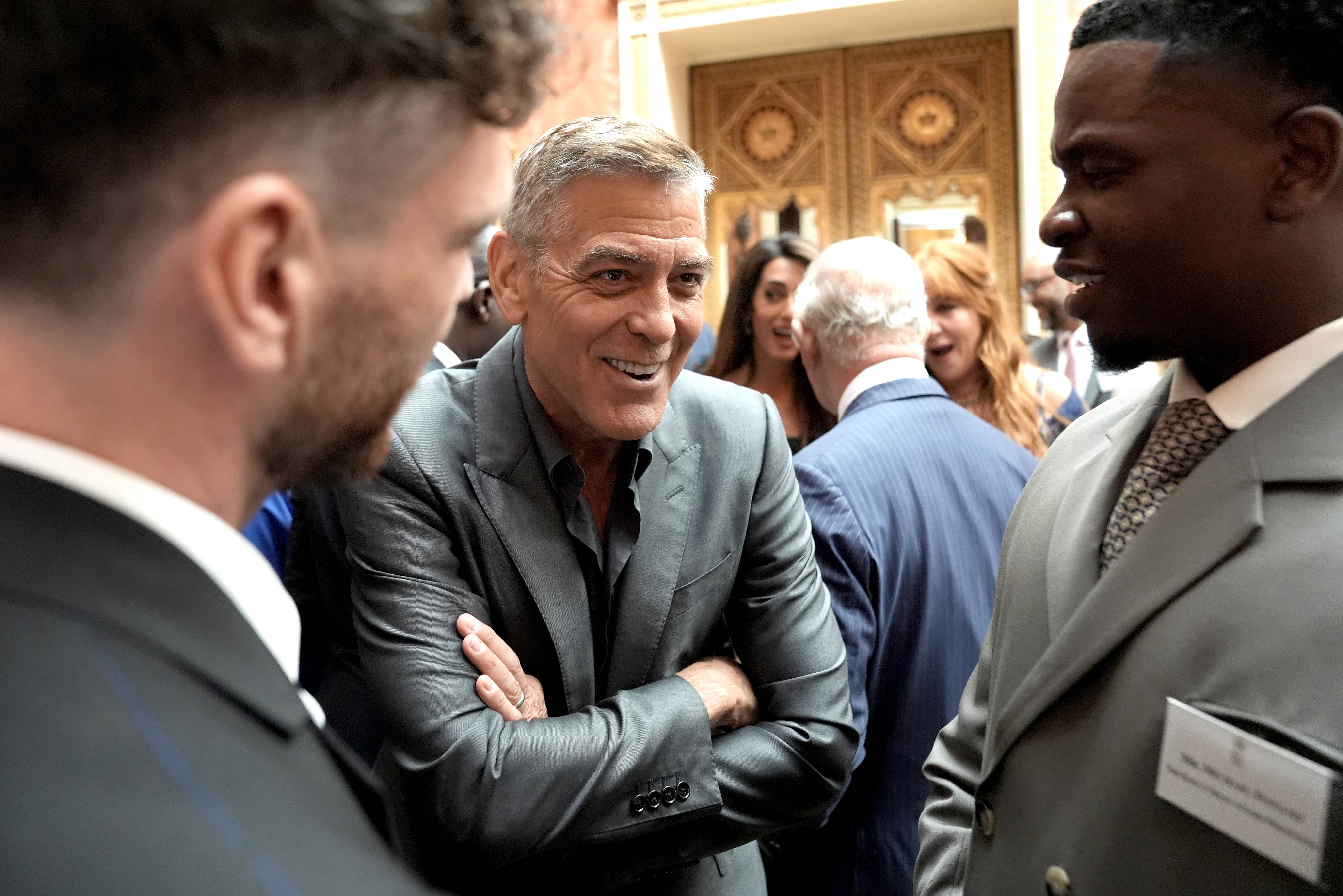 George Clooney s'entretient avec les participants lors de la réception des lauréats | Source : Getty Images