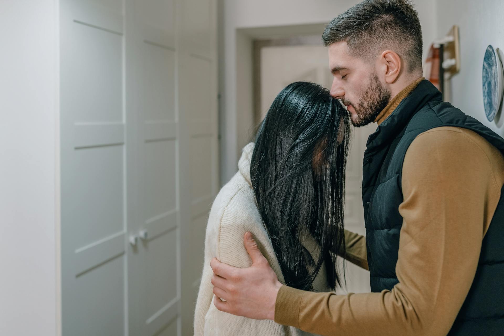 Un homme tenant les bras d'une femme | Source : Pexels