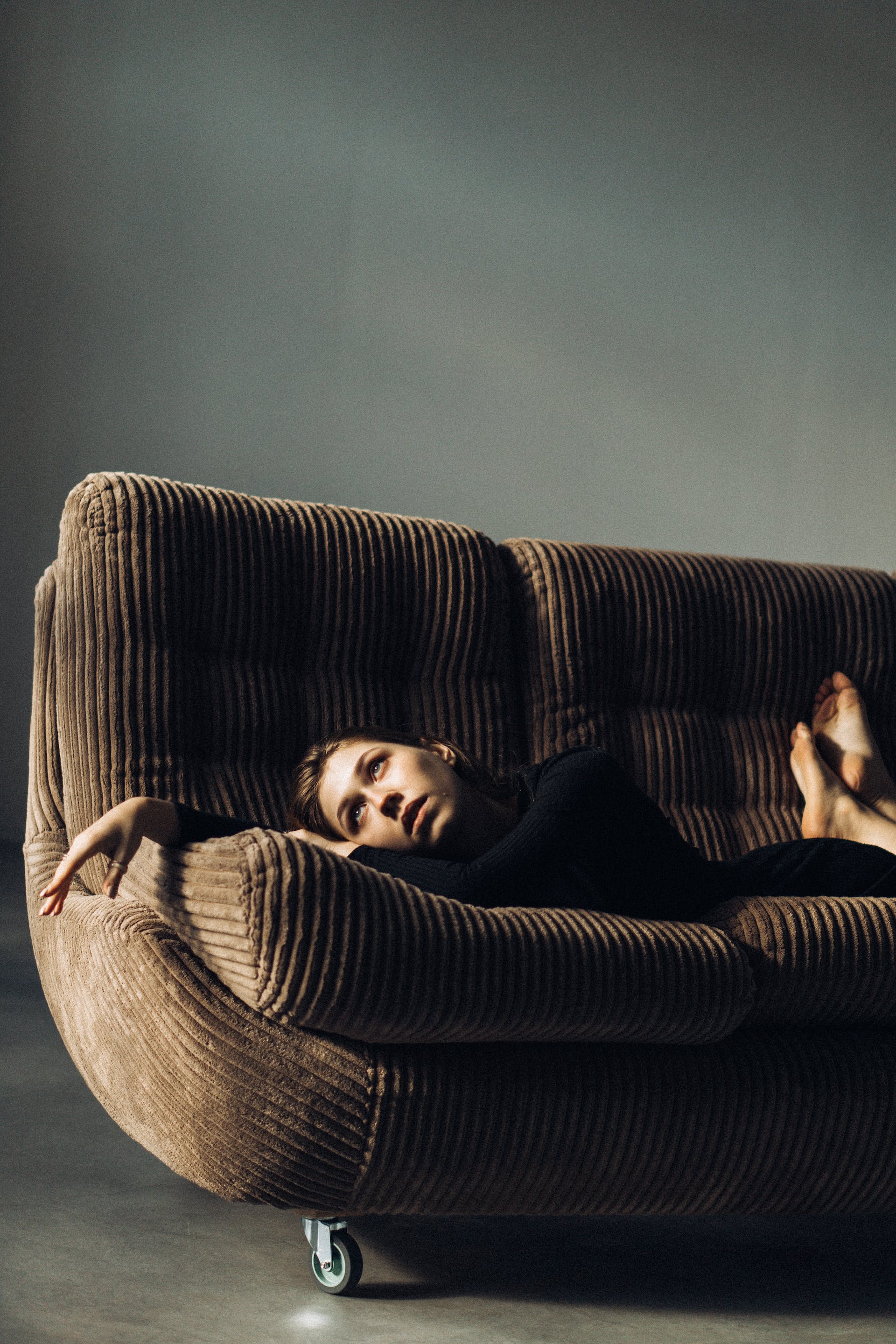 Une femme allongée sur un canapé | Source : Pexels