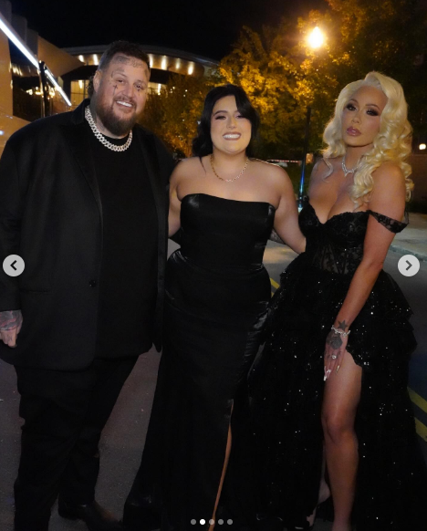 Jelly Roll, Bailee Ann et Bunnie XO posant ensemble, daté de novembre 2024 | Source : Instagram/jellyroll615