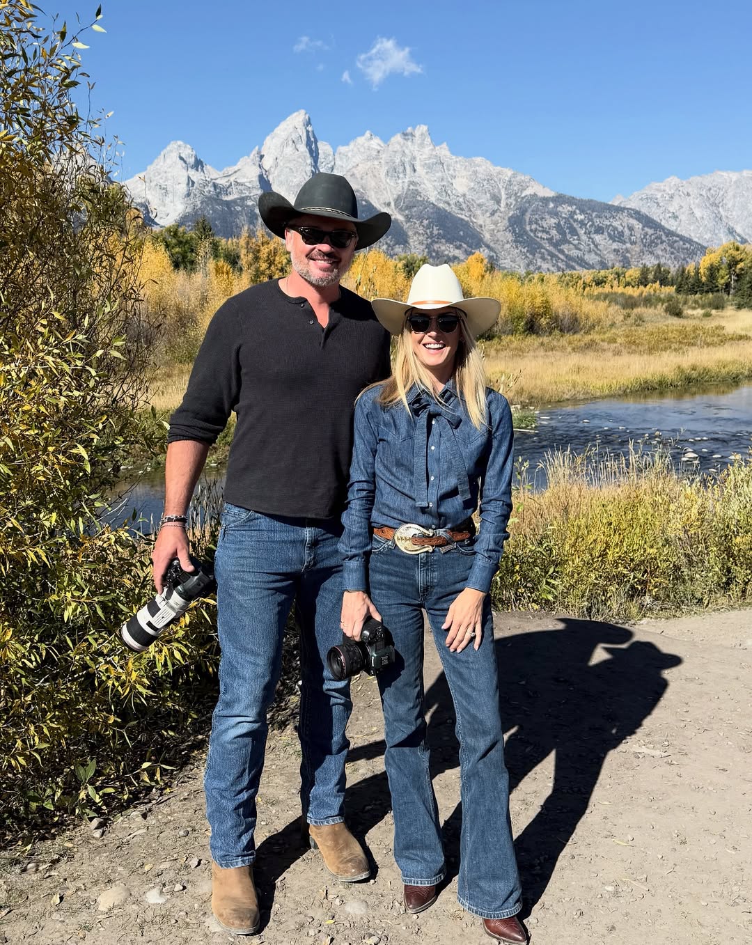 Tom et Jessica Welling posant dans un ranch à Jackson Hole, dans le Wyoming, le 28 septembre 2025 | Source : Instagram/tomwelling