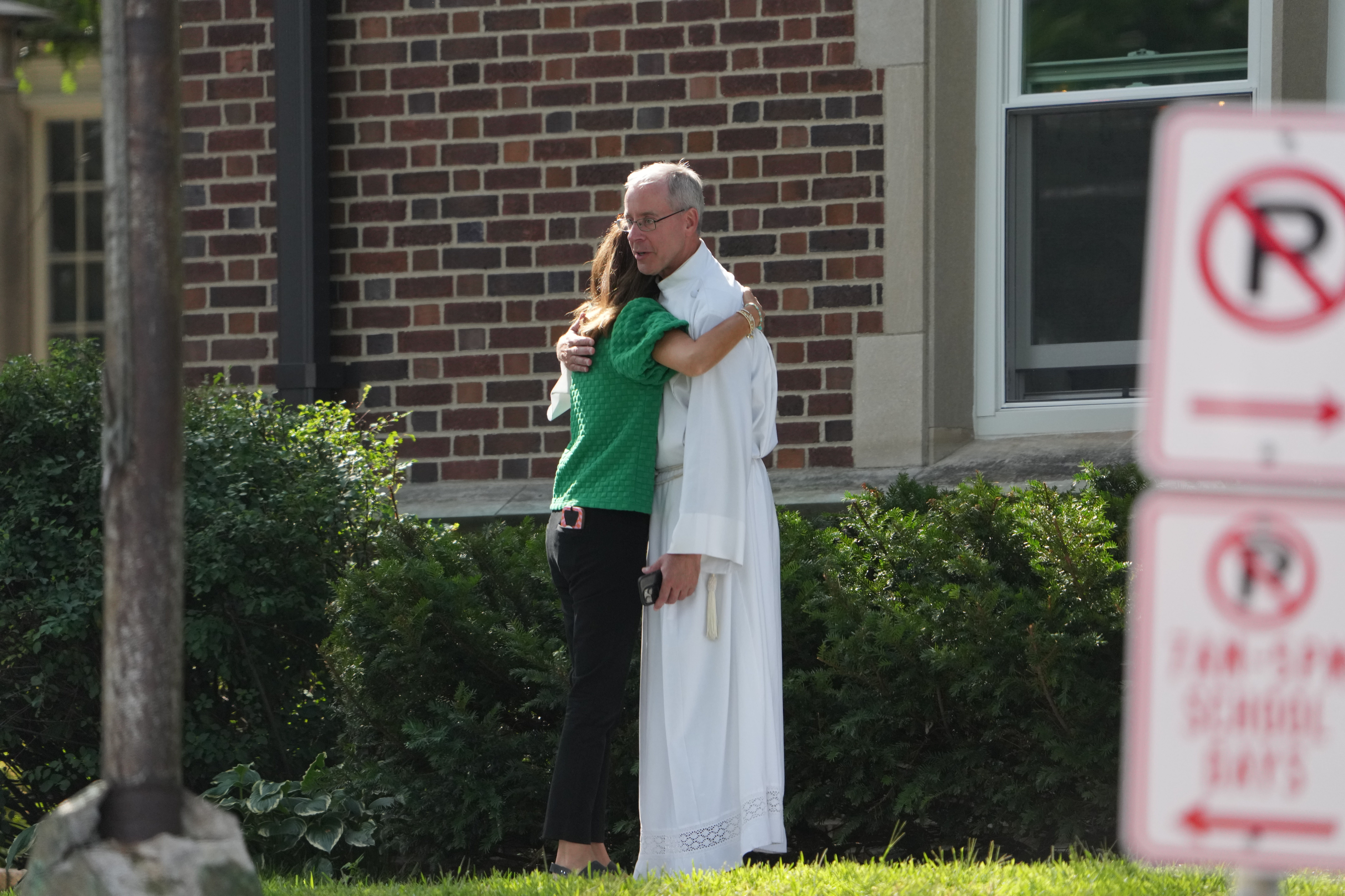 Les membres de l'église se réconfortent les uns les autres après une fusillade à l'église catholique Annunciation, le 27 août 2025, à Minneapolis, dans le Minnesota. | Source : Getty Images
