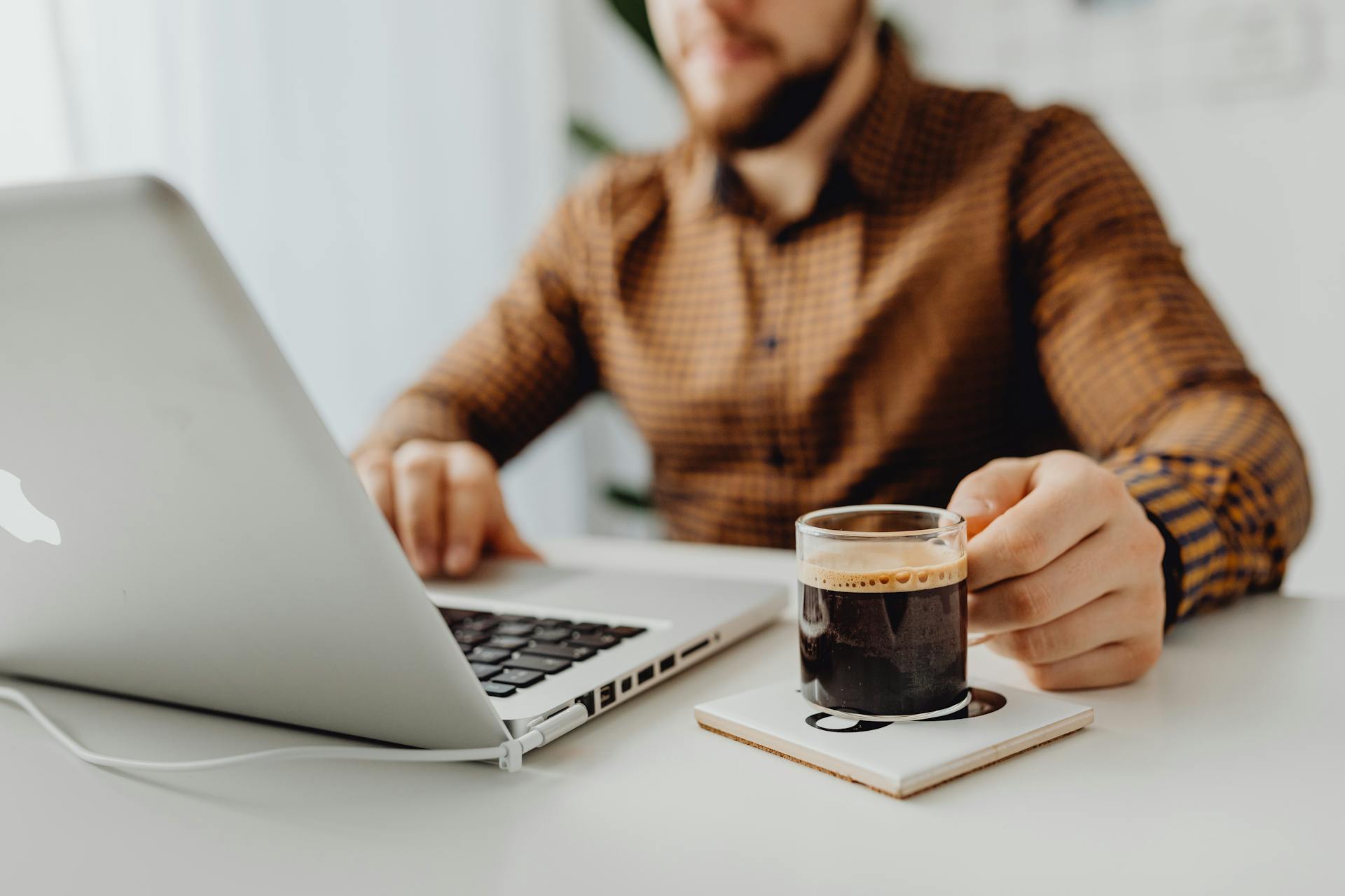Une homme utilisant un PC | Source : Pexels